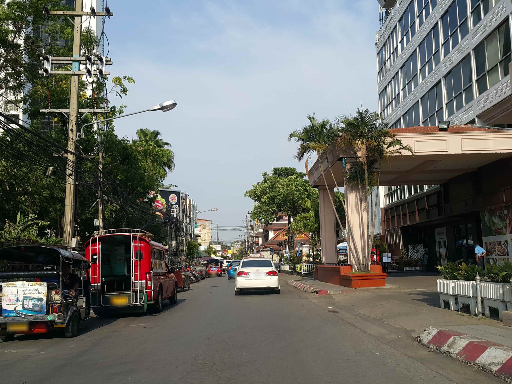 Street view near 美麗殿, Chiang Mai — © jrcarlsen (CC BY-SA · Mapillary)