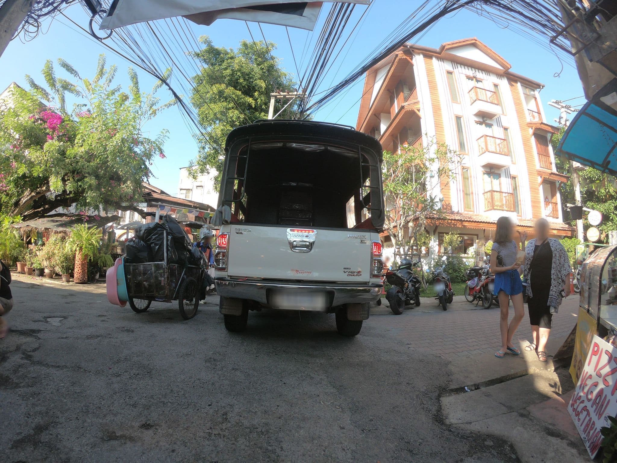 Street view near Giant Guesthouse, Chiang Mai — © chanuwath_grab (CC BY-SA · Mapillary)