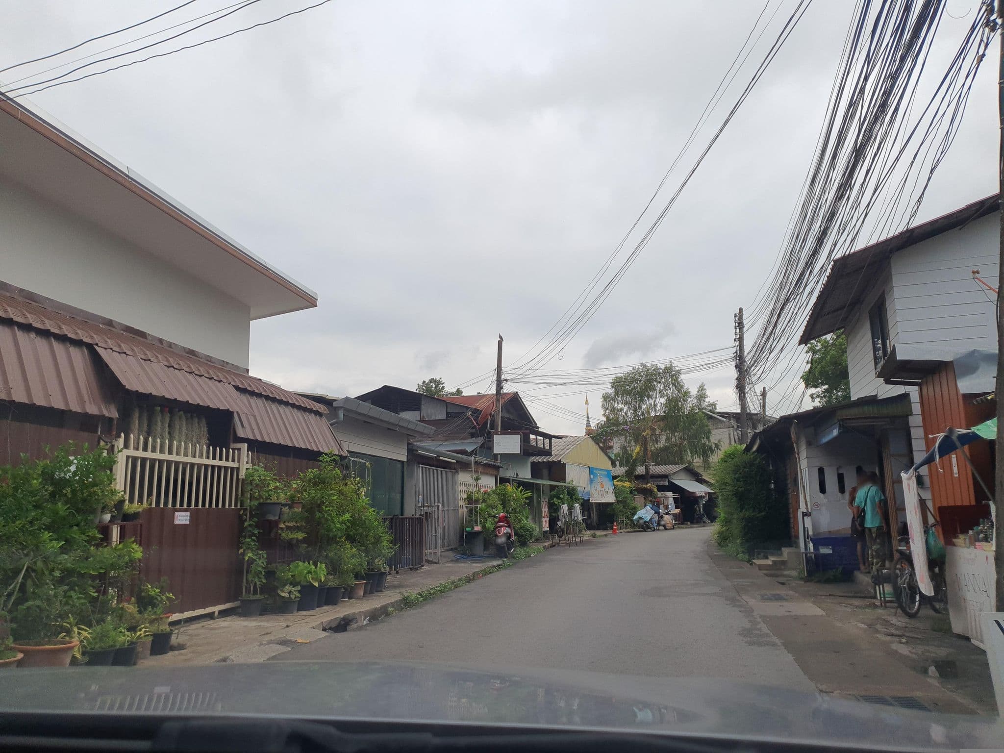 Street view near Ruanmaihom Guesthouse & Cafe, Chiang Mai — © jrcarlsen (CC BY-SA · Mapillary)
