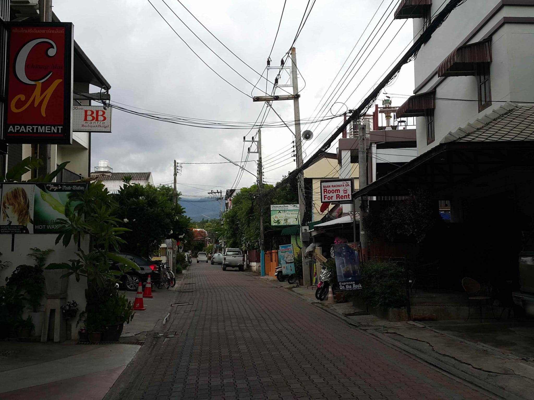 Street view near เหมือนบ้าน เกสต์เฮ้าส์, Chiang Mai — © jrcarlsen (CC BY-SA · Mapillary)