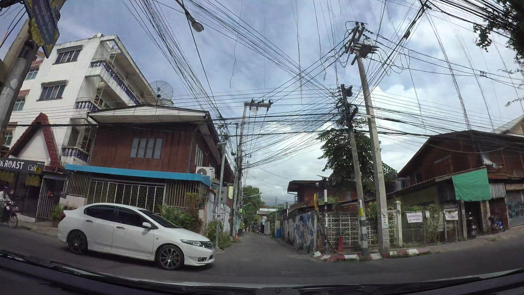 Street view near Phakinai Guest House, Chiang Mai — © kaart_3 (CC BY-SA · Mapillary)