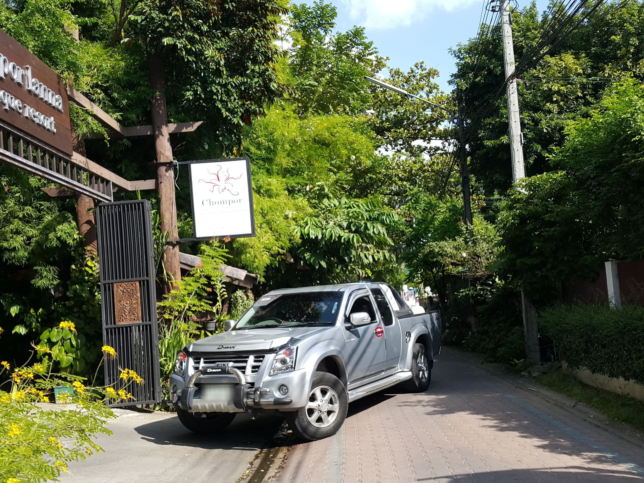 Street view near The Yard Chiang Mai, Chiang Mai — © jrcarlsen (CC BY-SA · Mapillary)