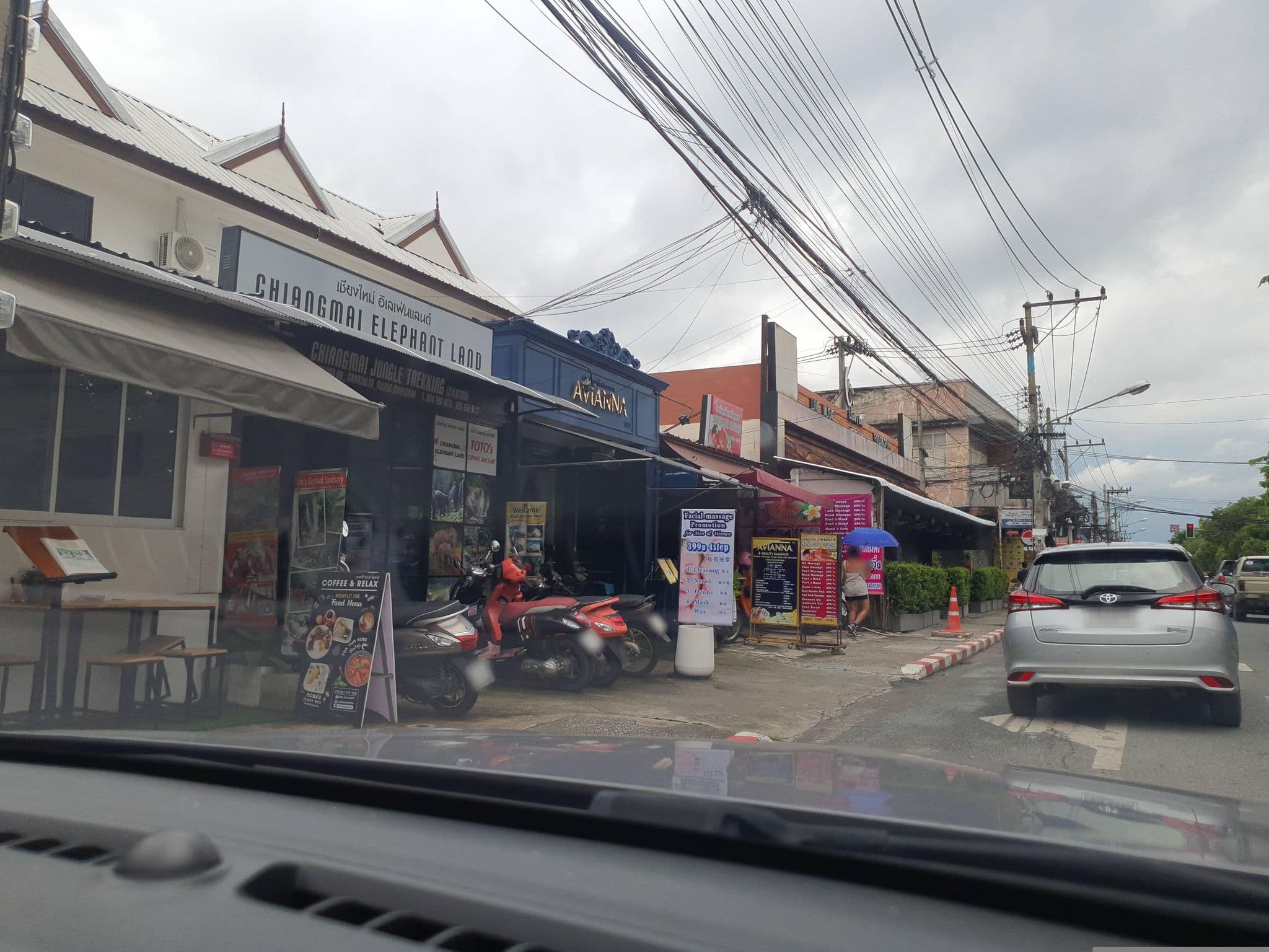 Street view near โรงแรมแทรเลอร์, Chiang Mai — © jrcarlsen (CC BY-SA · Mapillary)