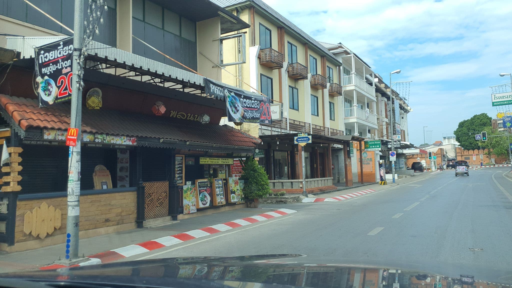 Street view near Dragon Deluxe Suite @ Mo Rooms, Chiang Mai — © jrcarlsen (CC BY-SA · Mapillary)