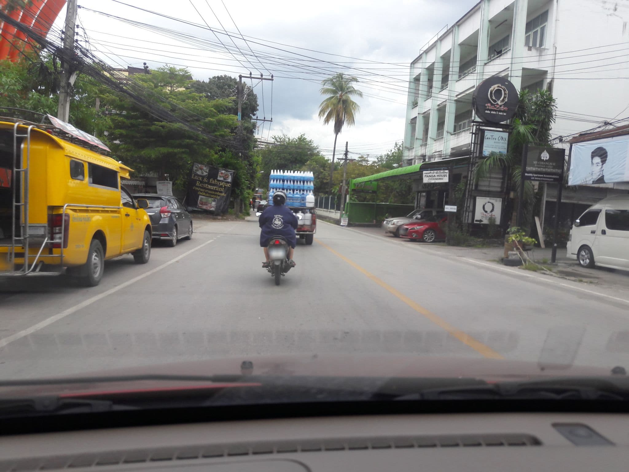 Street view near Panda House Chiangmai (แพนด้า เฮ้าส์ เชียงใหม่), Chiang Mai — © ratchaphat (CC BY-SA · Mapillary)