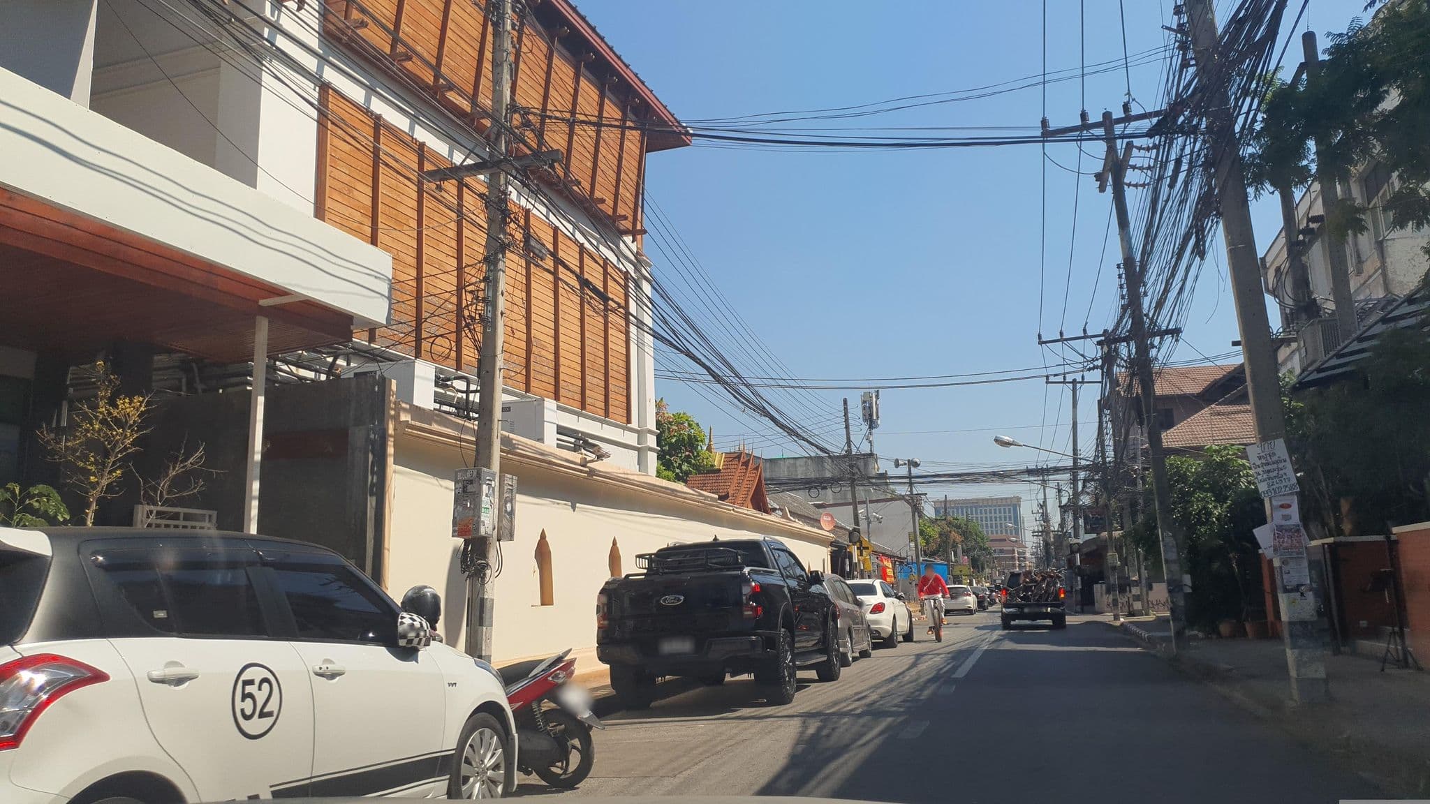 Street view near chiang mai lady's hotel, Chiang Mai — © jrcarlsen (CC BY-SA · Mapillary)