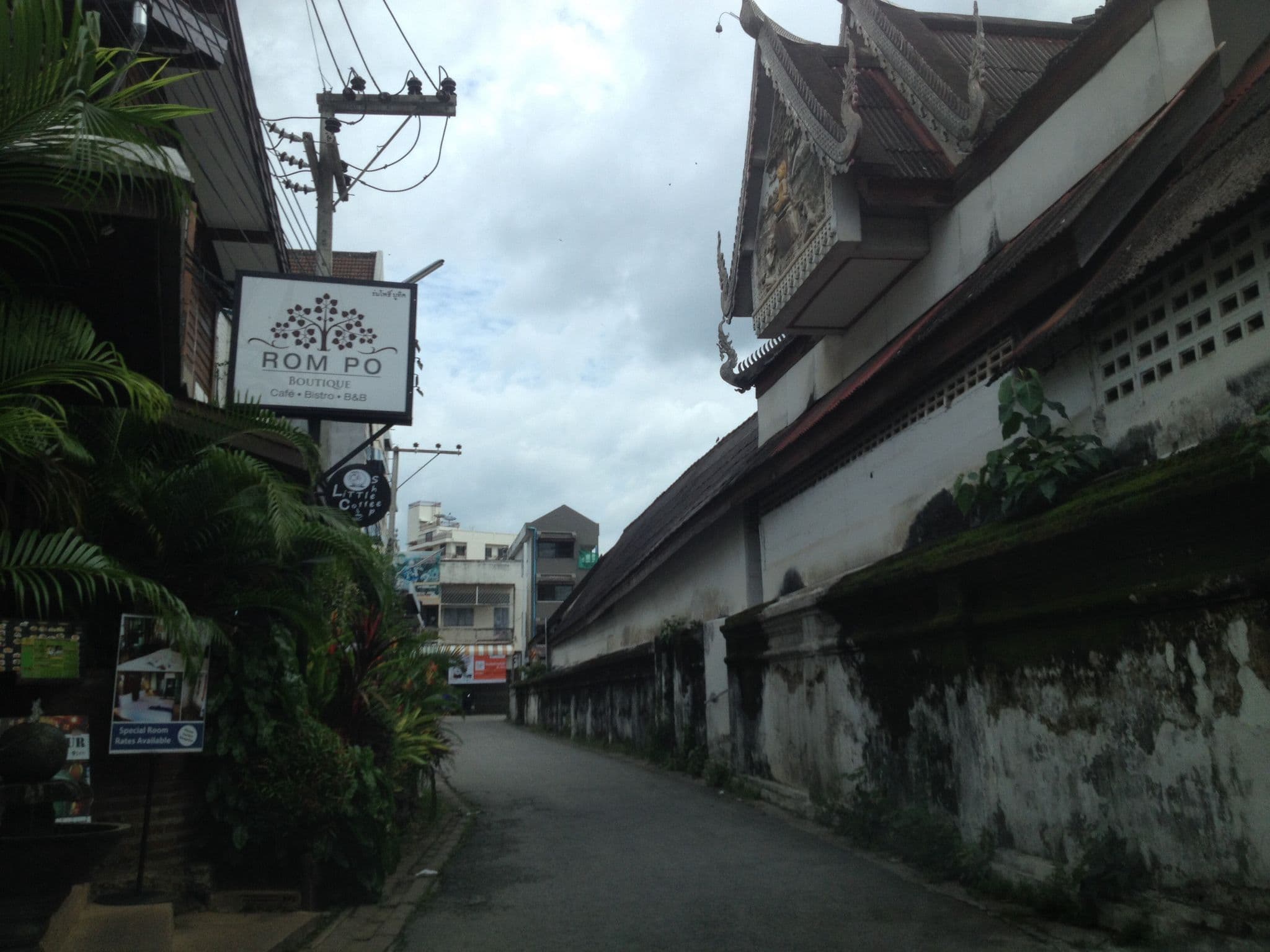 Street view near Tha Pae Place Hotel, Chiang Mai — © jimwatana (CC BY-SA · Mapillary)