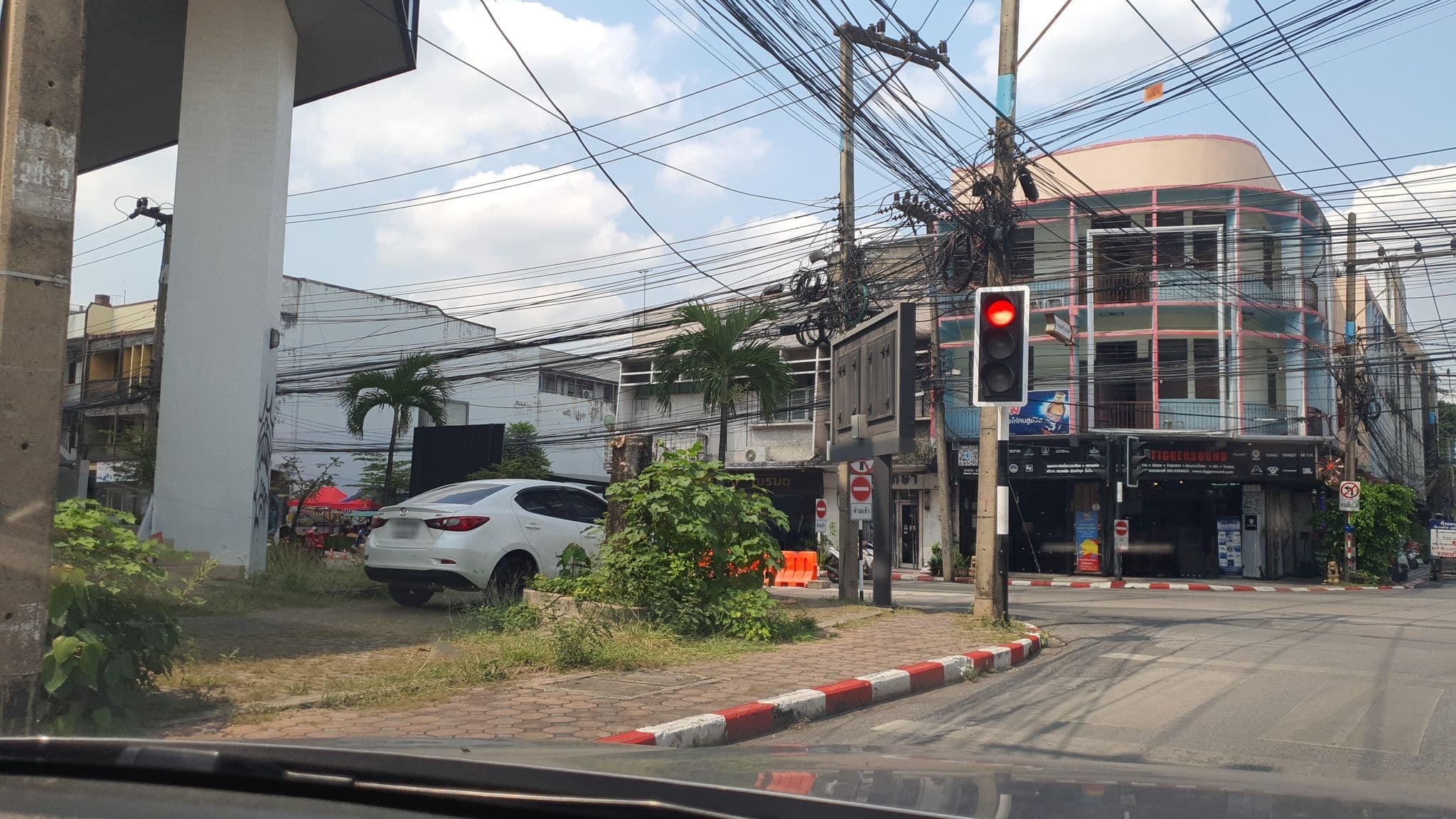 Street view near Karou Lotus Boutique Hotel, Chiang Mai — © jrcarlsen (CC BY-SA · Mapillary)