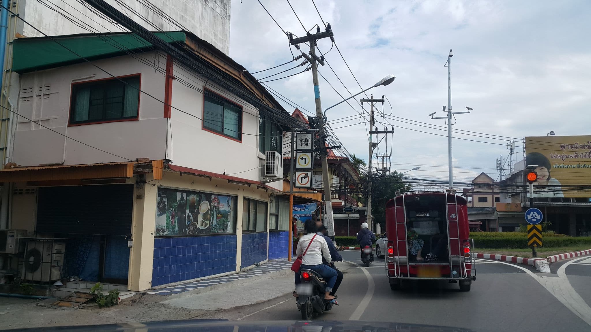 Street view near บ่อทอง ลอดจ์, Chiang Mai — © jrcarlsen (CC BY-SA · Mapillary)