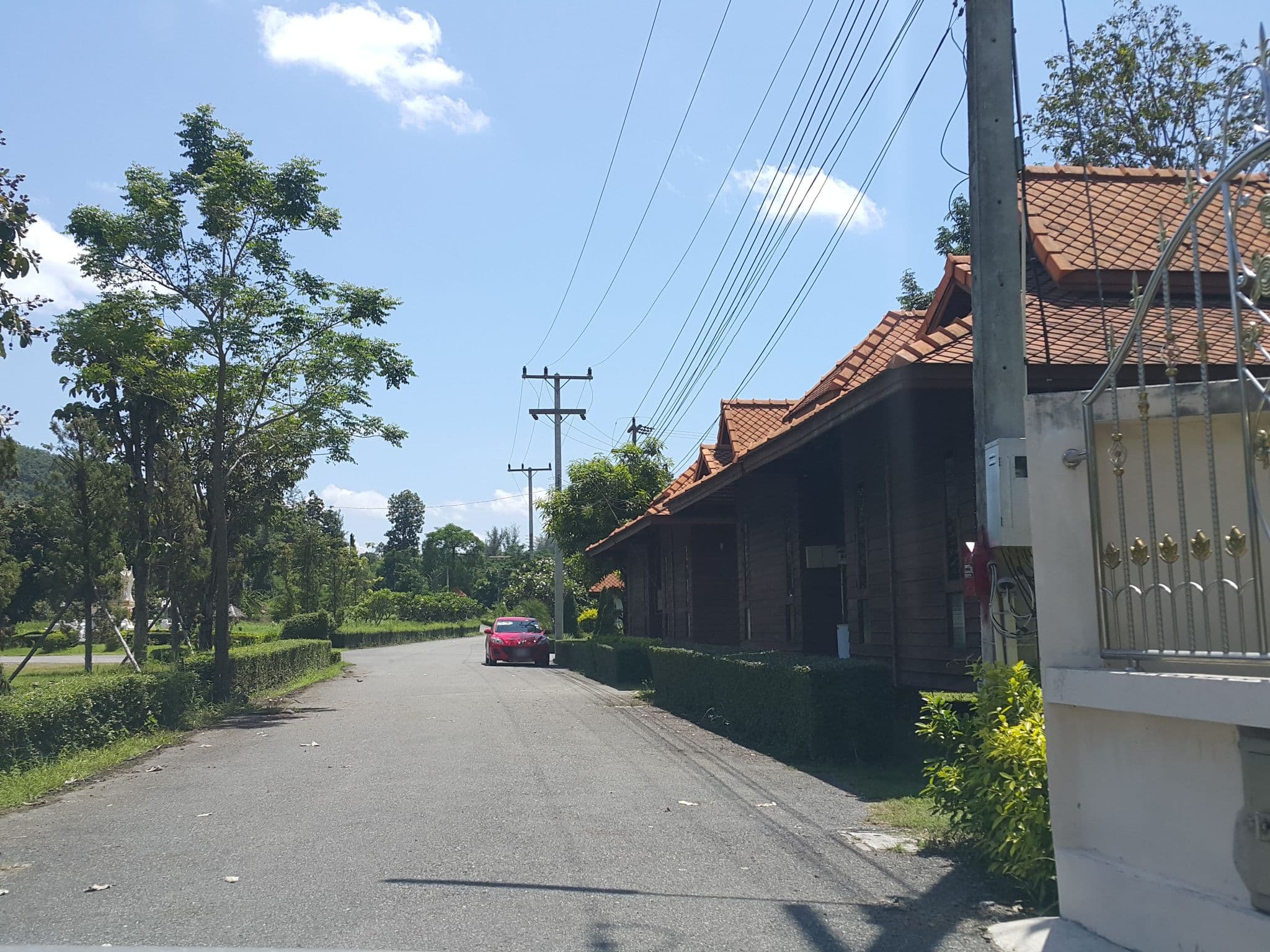 Street view near สันกำแพง เลควิว รีสอร์ท, San Kamphaeng — © jrcarlsen (CC BY-SA · Mapillary)
