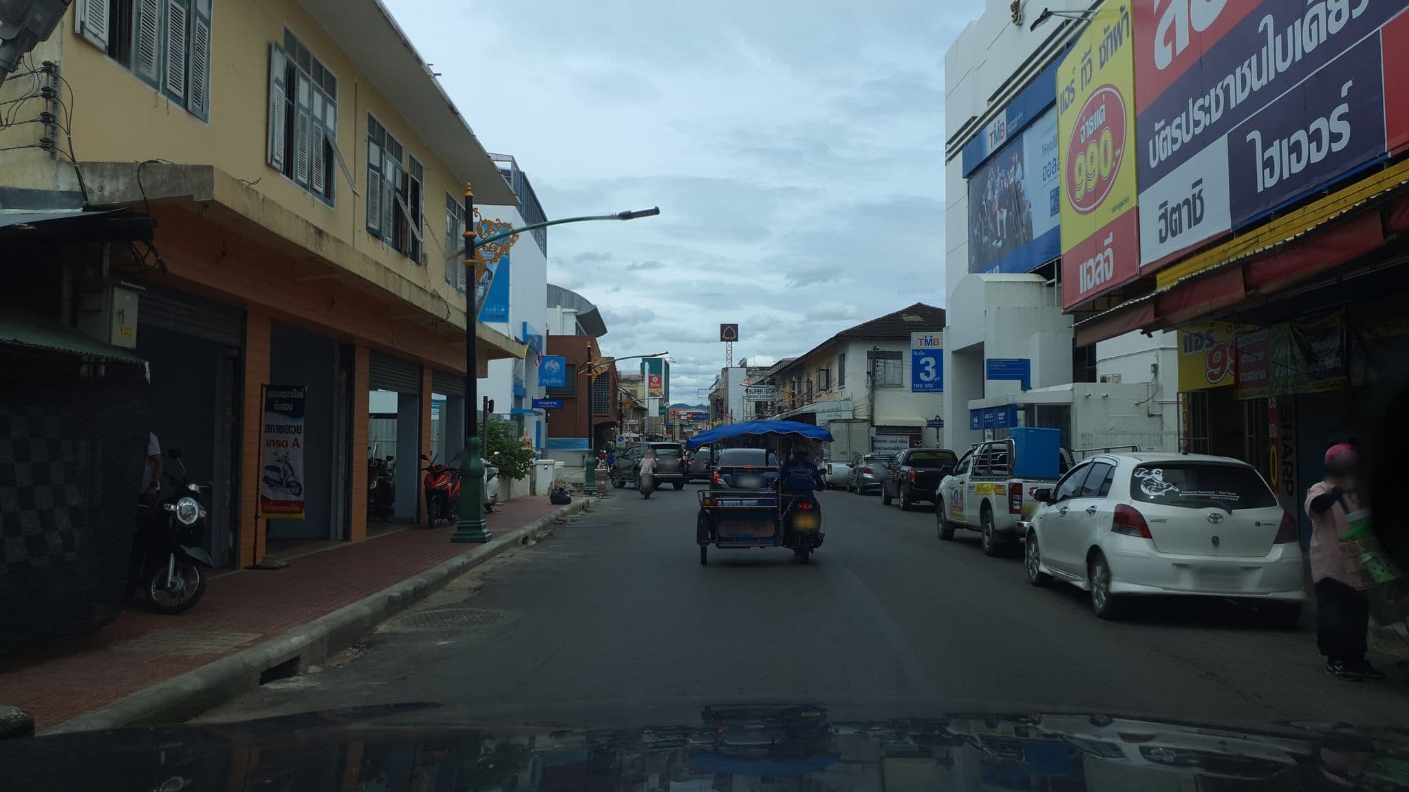 Street view near โรงแรมร่มศรีทอง (Romsrithong Hotel), Lampang — © jrcarlsen (CC BY-SA · Mapillary)