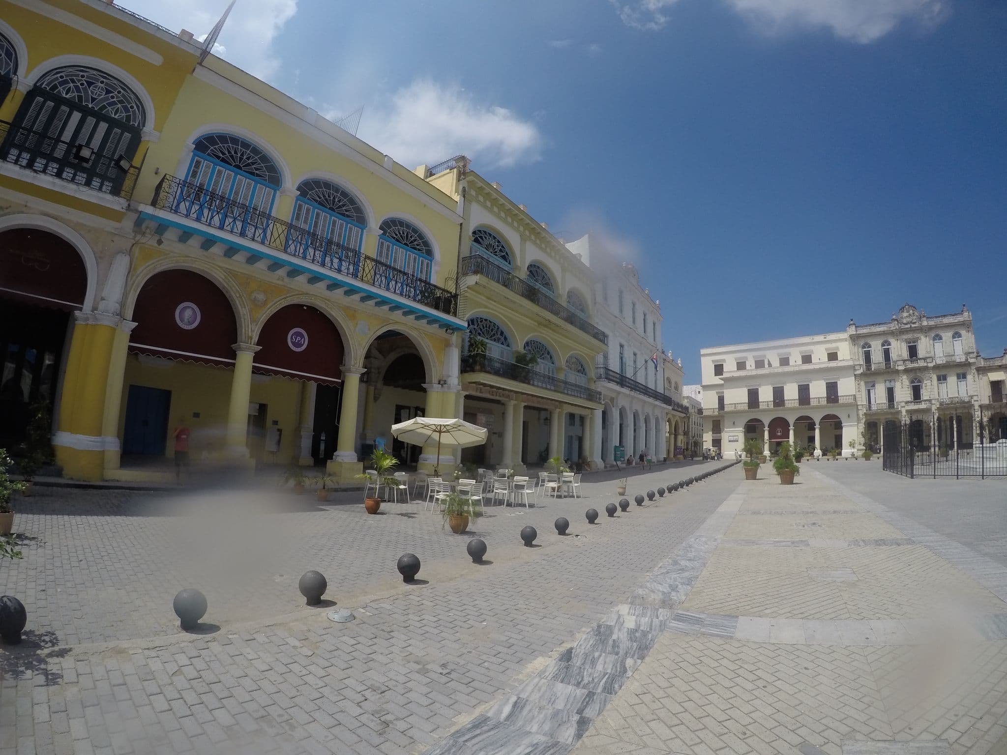 Street view near Hostal Conde de Ricla, La Habana Vieja