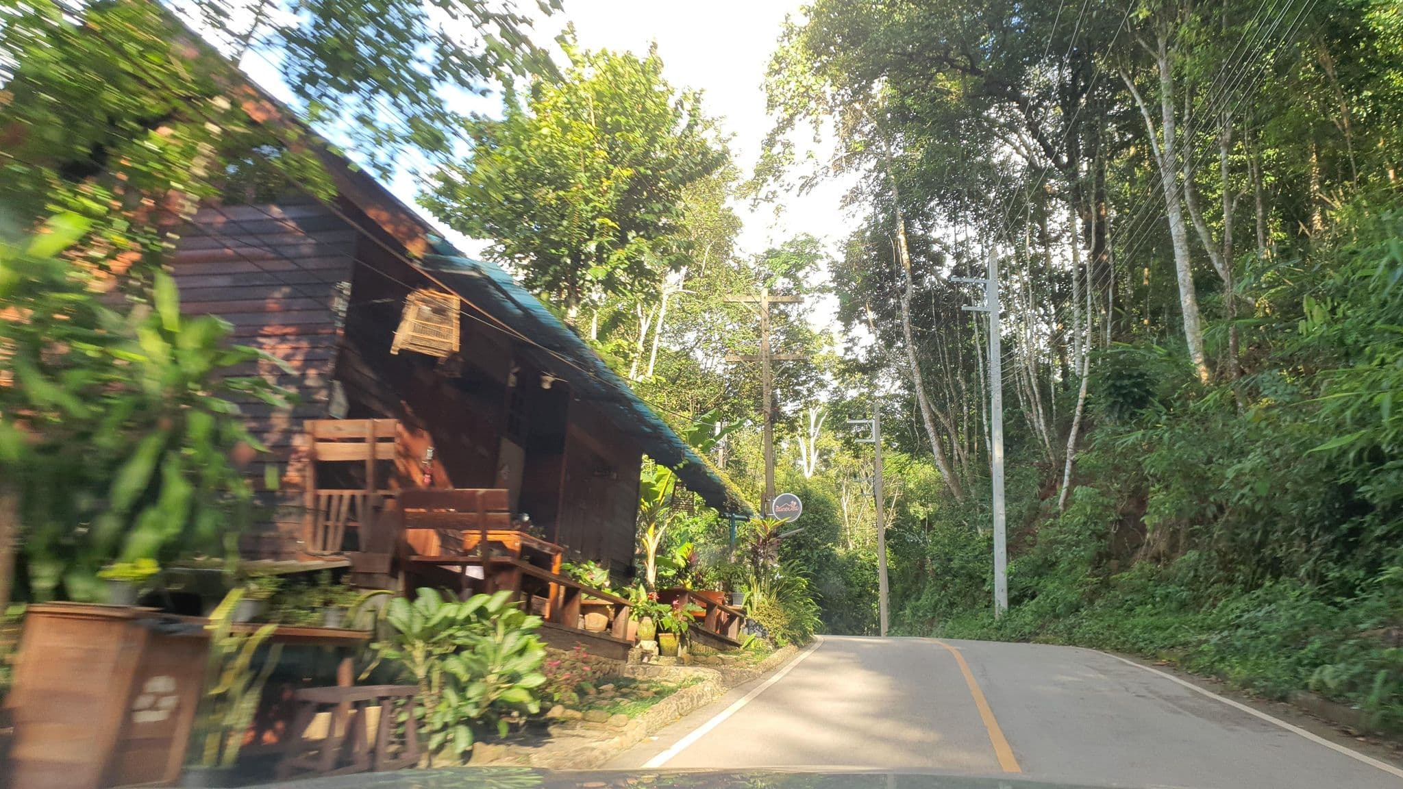 Street view near บ้านพักริมน้ำใบเฟิร์นแม่กำปอง, San Kamphaeng — © jrcarlsen (CC BY-SA · Mapillary)