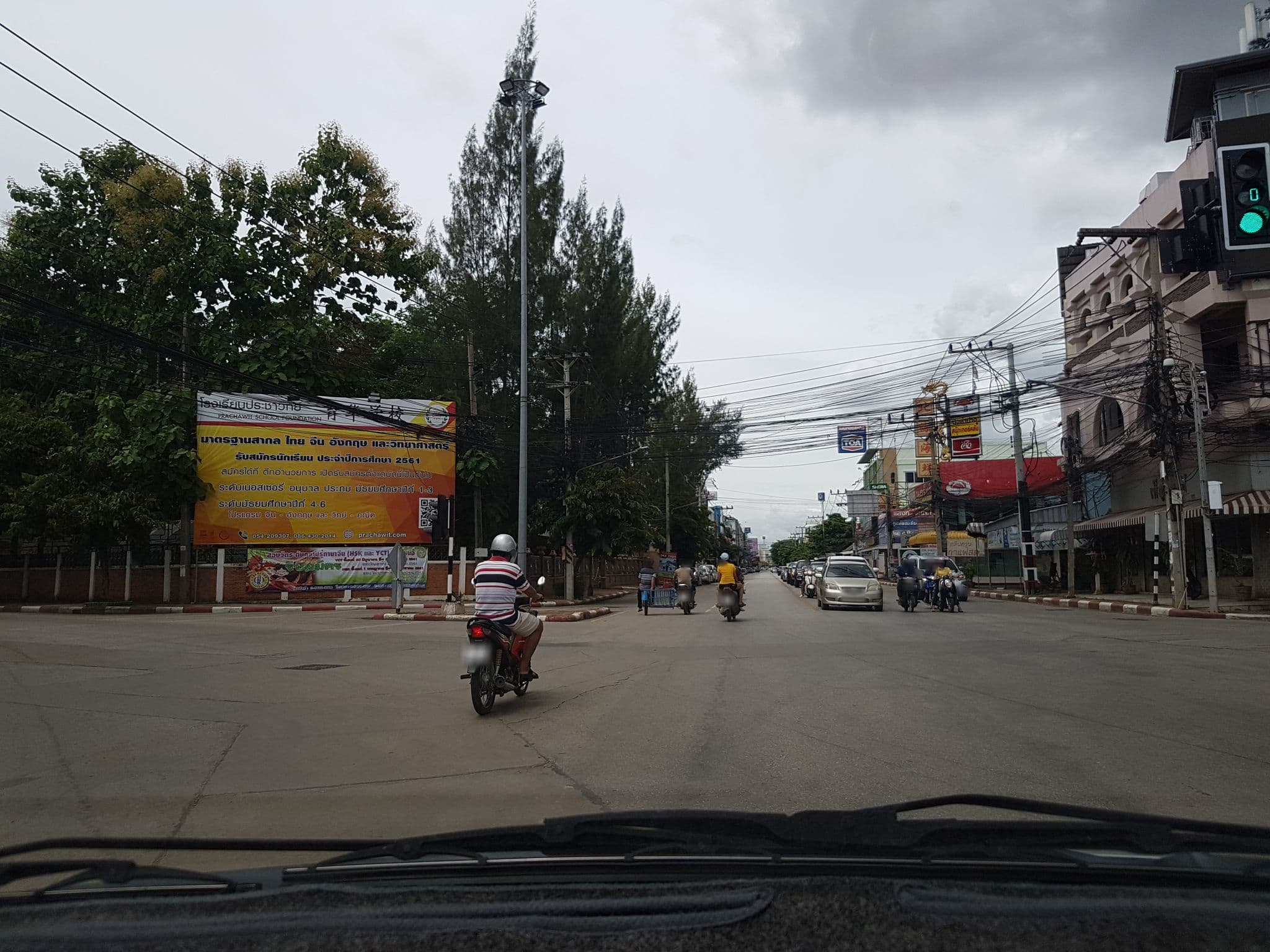 Street view near โรงแรมคิมซิตี้ (Hotel Kim City Lampang), Lampang — © ekkarin (CC BY-SA · Mapillary)