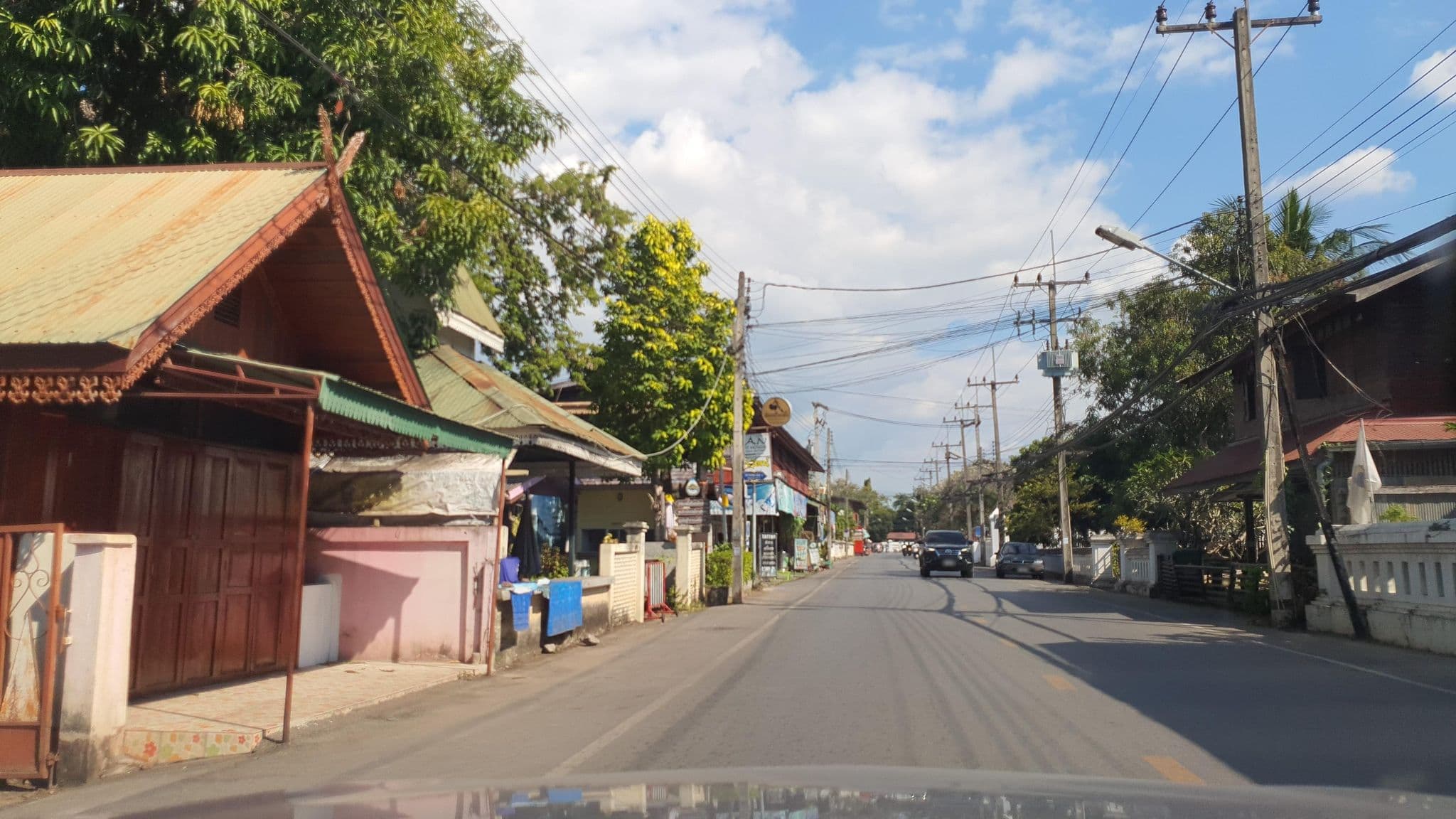Street view near ไผ่เหลืองเกสต์เฮ้าส์, Nan — © jrcarlsen (CC BY-SA · Mapillary)