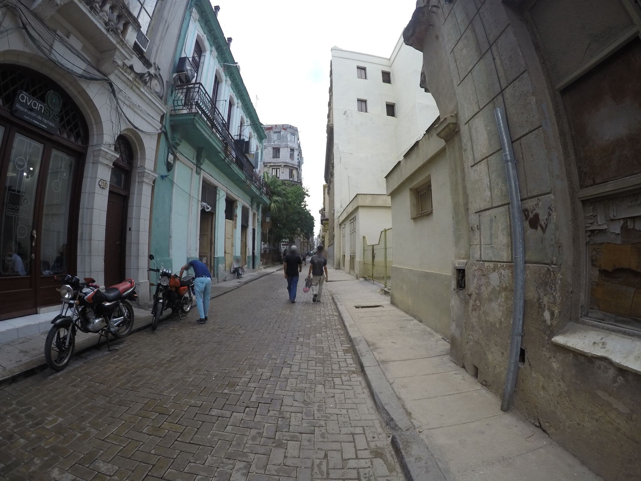 Street view near Casa tres hermanas K.N.K, La Habana Vieja