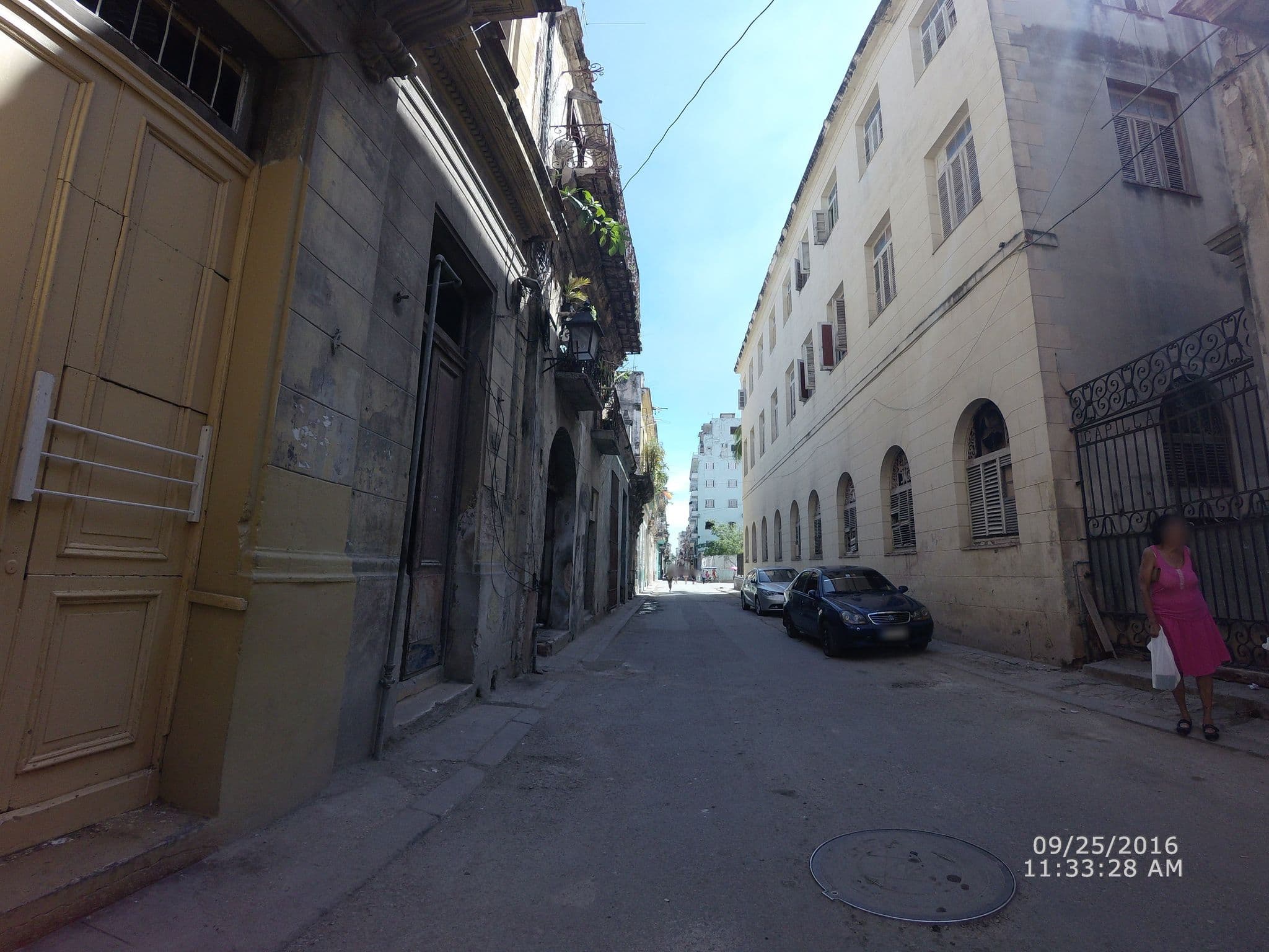 Street view near Hostal del Buen Viaje, La Habana Vieja