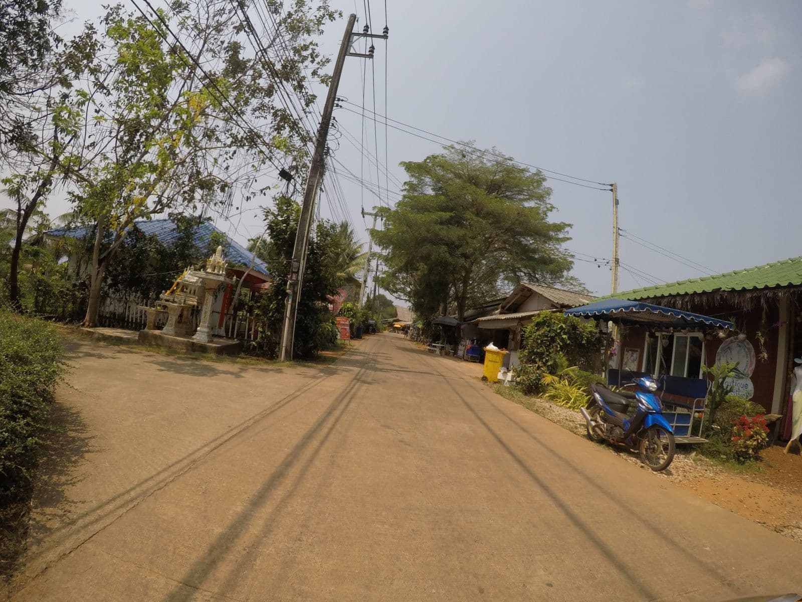 Street view near Koh Mak Riverside Resort, Ko Kood — © l1ndemann (CC BY-SA · Mapillary)