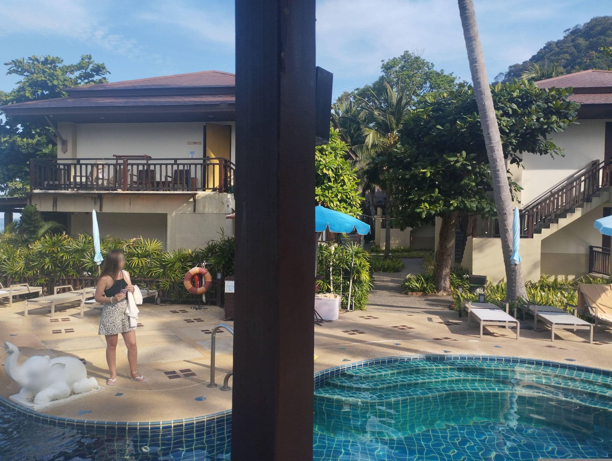 Street view near Kacha Seaside Pool, Ko Chang — © yard24 (CC BY-SA · Mapillary)