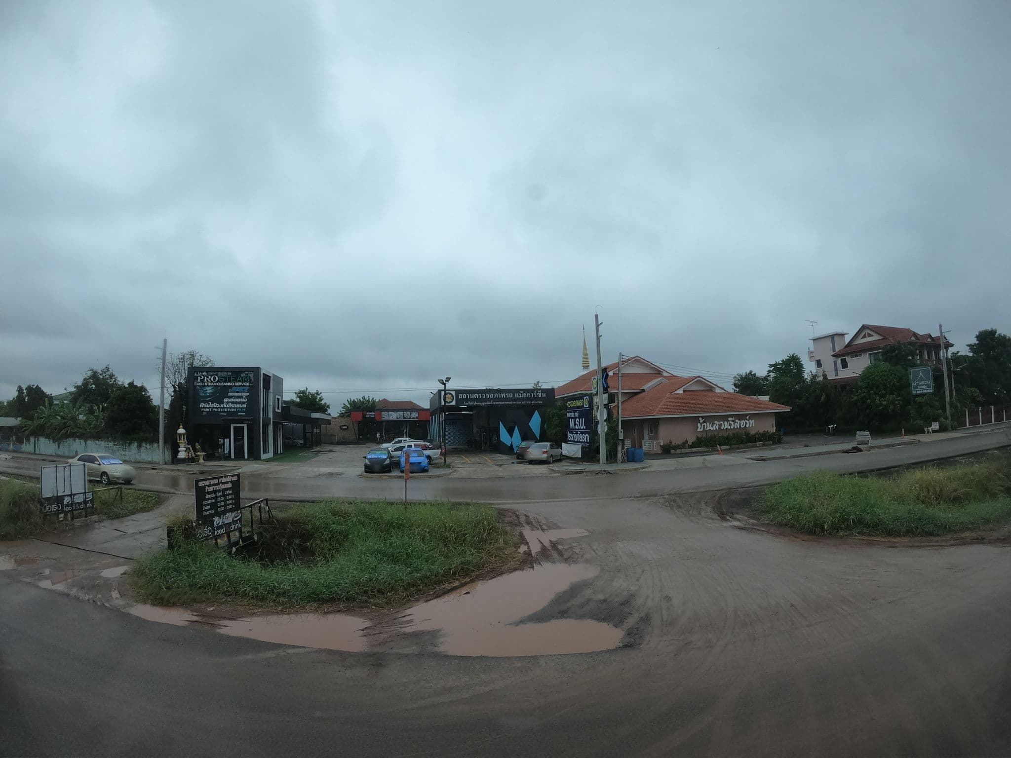 Street view near โรงแรมบ้านสวน, Nakhon Ratchasima — © ozflor (CC BY-SA · Mapillary)