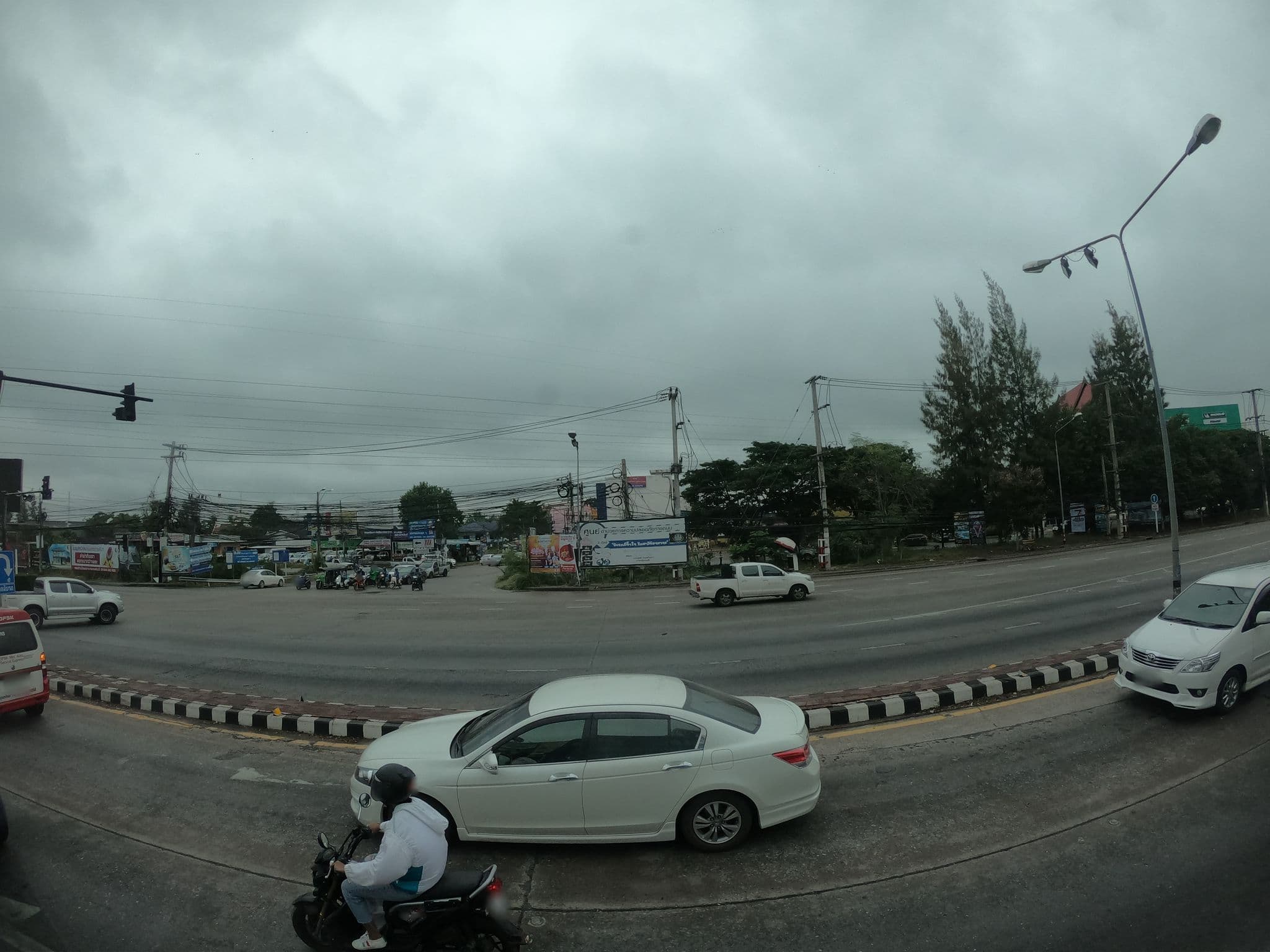 Street view near เศรษฐีเรือนทอง รีสอร์ท, Nakhon Ratchasima — © ozflor (CC BY-SA · Mapillary)
