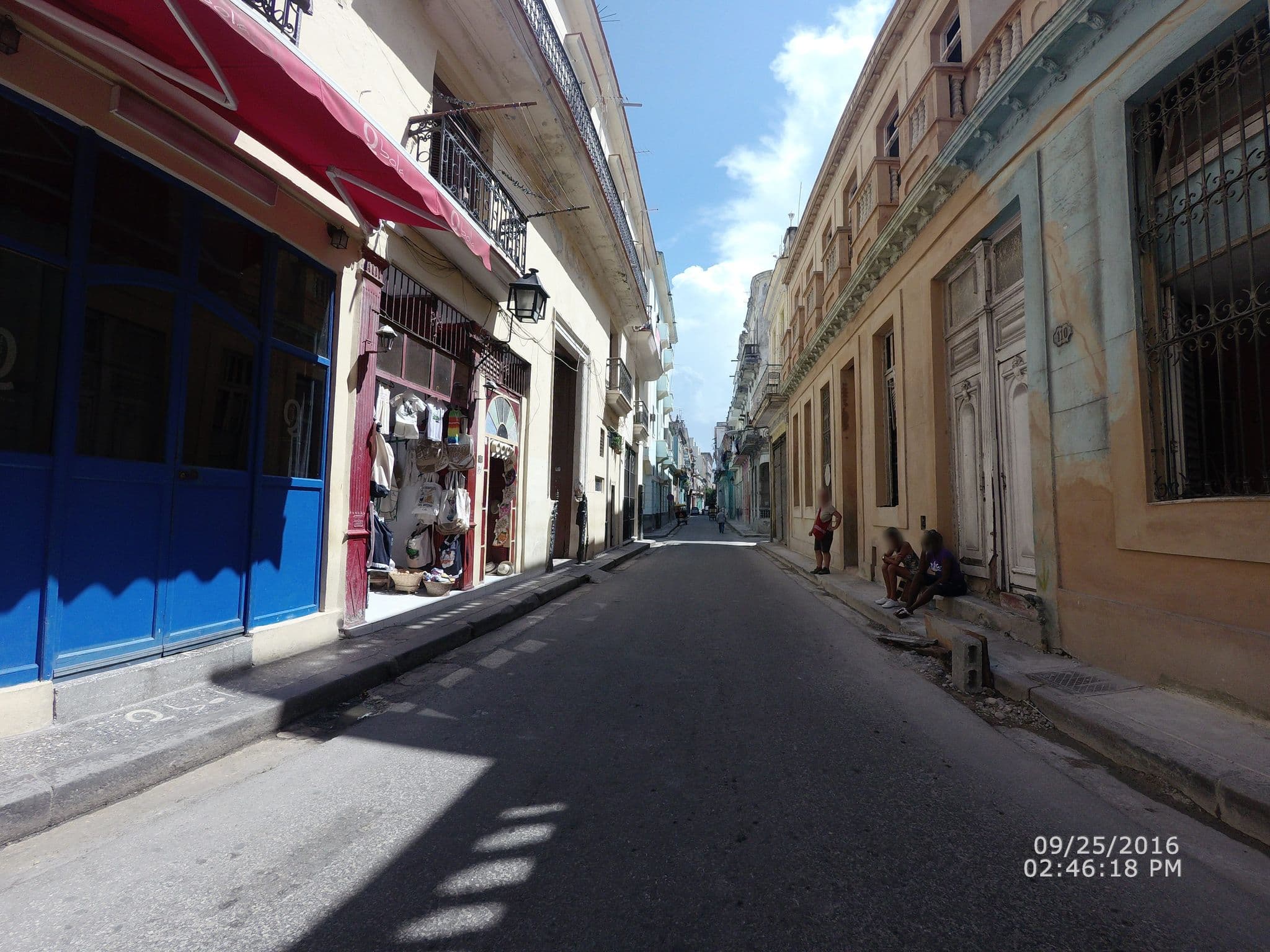 Street view near Hostal La Quimera, La Habana Vieja