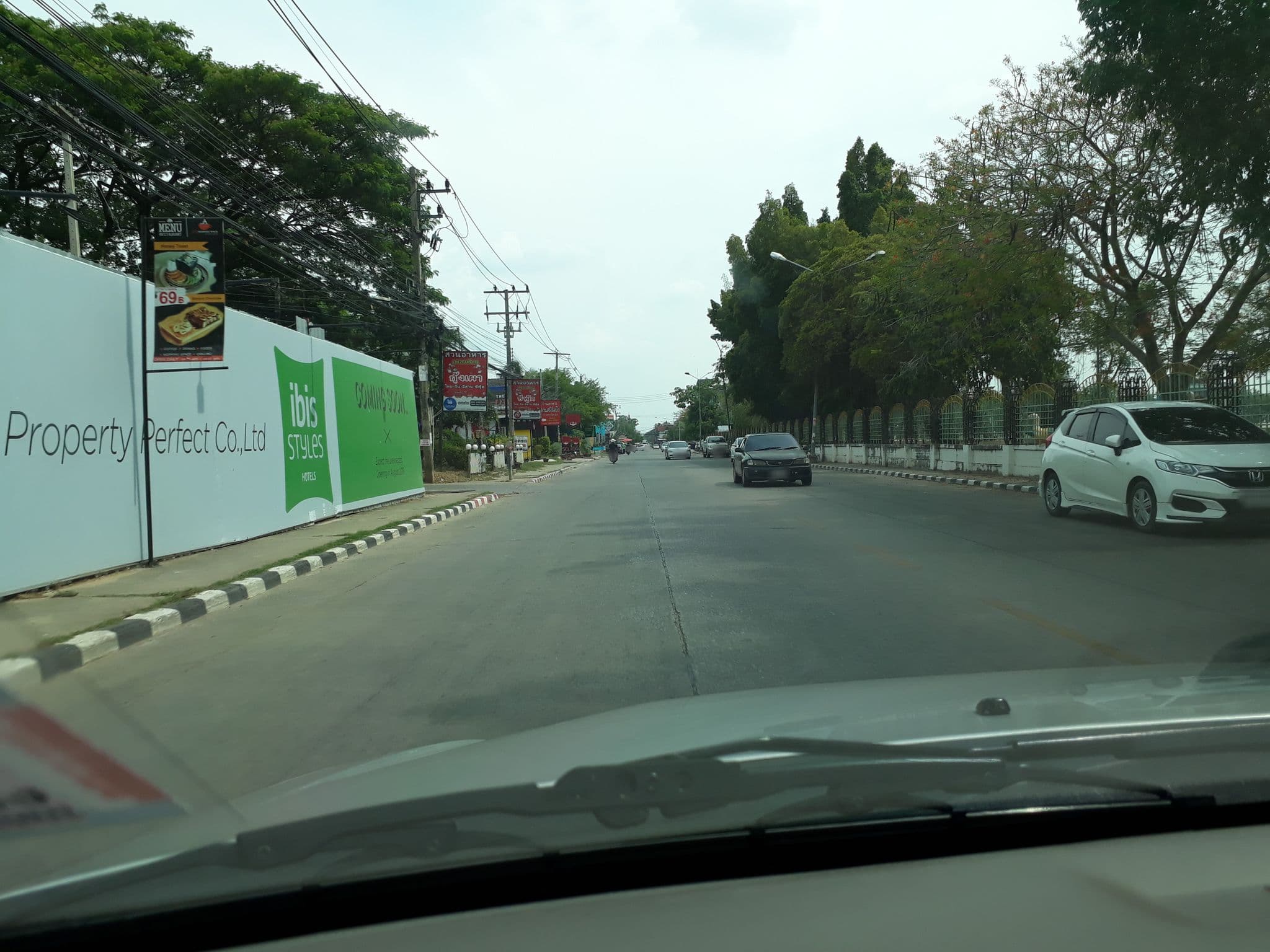 Street view near เรือนกันยารัตน์ บูติค โฮเทล, Khon Kaen — © theppitak (CC BY-SA · Mapillary)