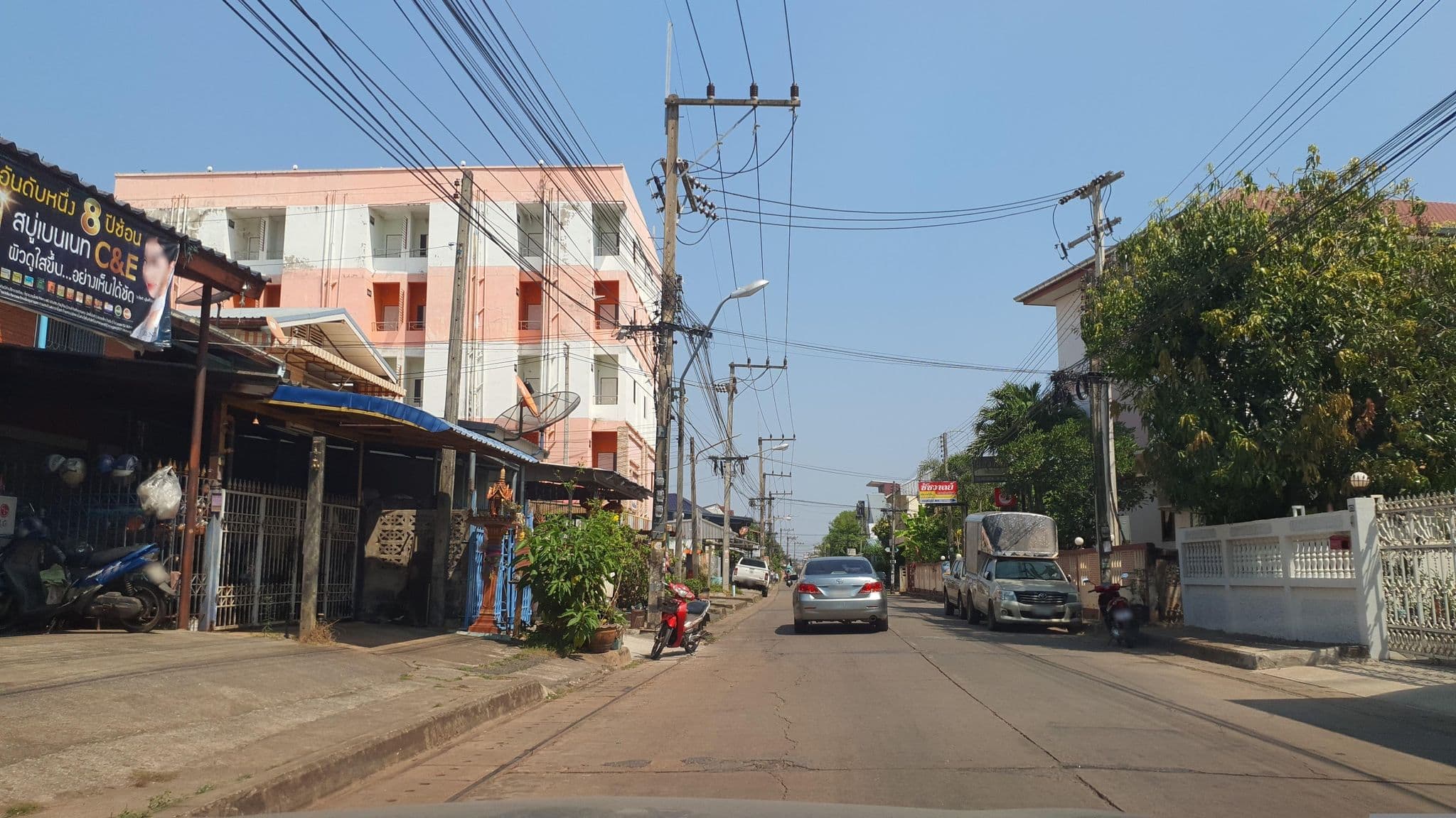 Street view near ชัชวาลย์ อพาร์ทเมนต์ อุดรธานี, Udon Thani — © jrcarlsen (CC BY-SA · Mapillary)