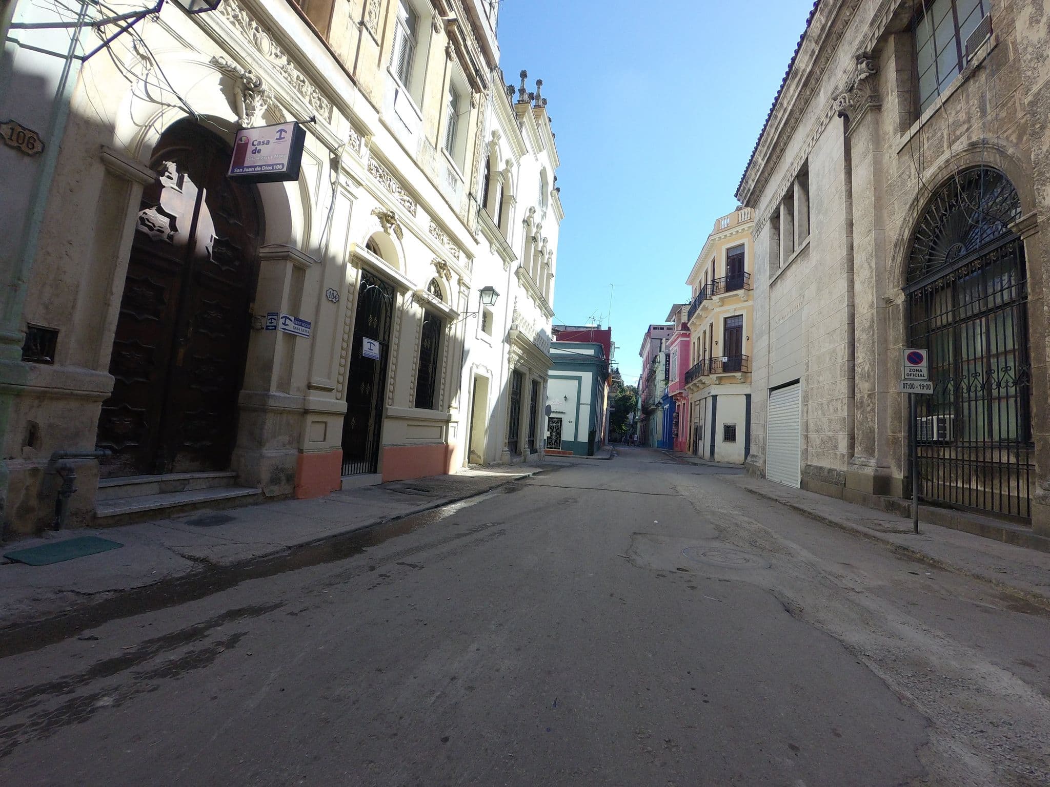Street view near Balcones de San Juan, La Habana Vieja