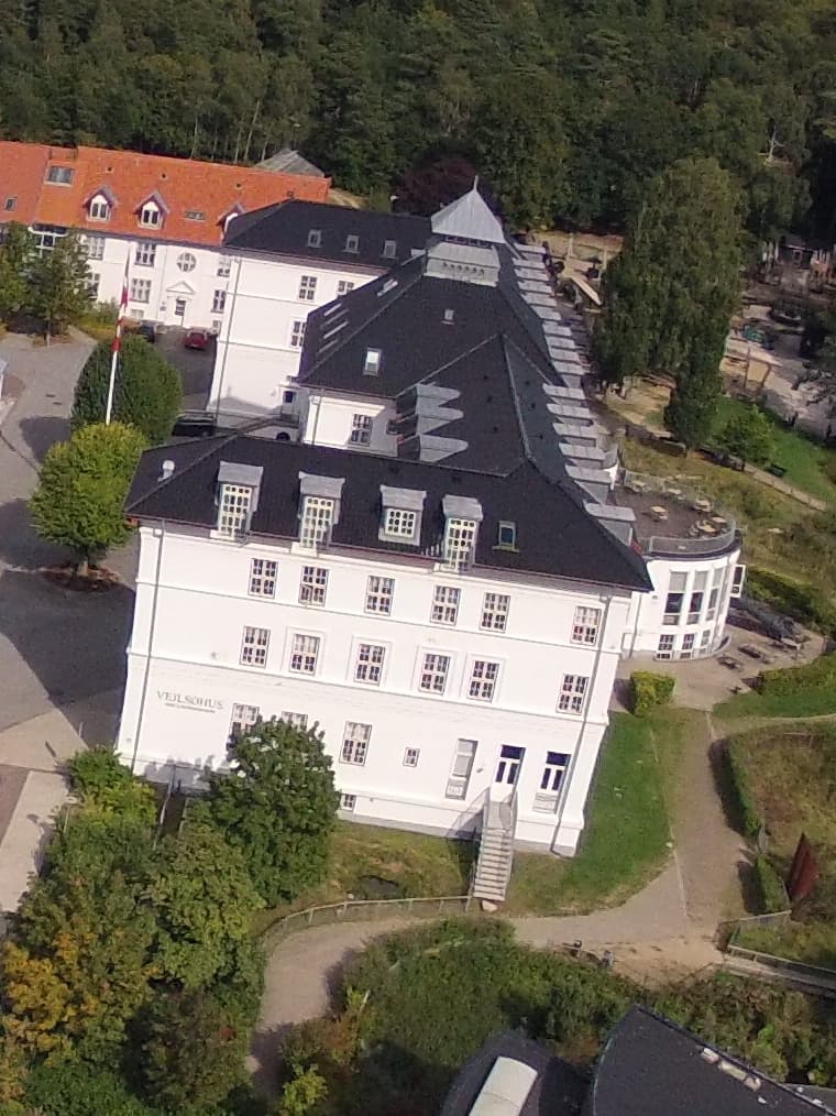 Vejlsøhus Hotel and Conference Center (via Wikimedia Commons, CC BY 3.0)