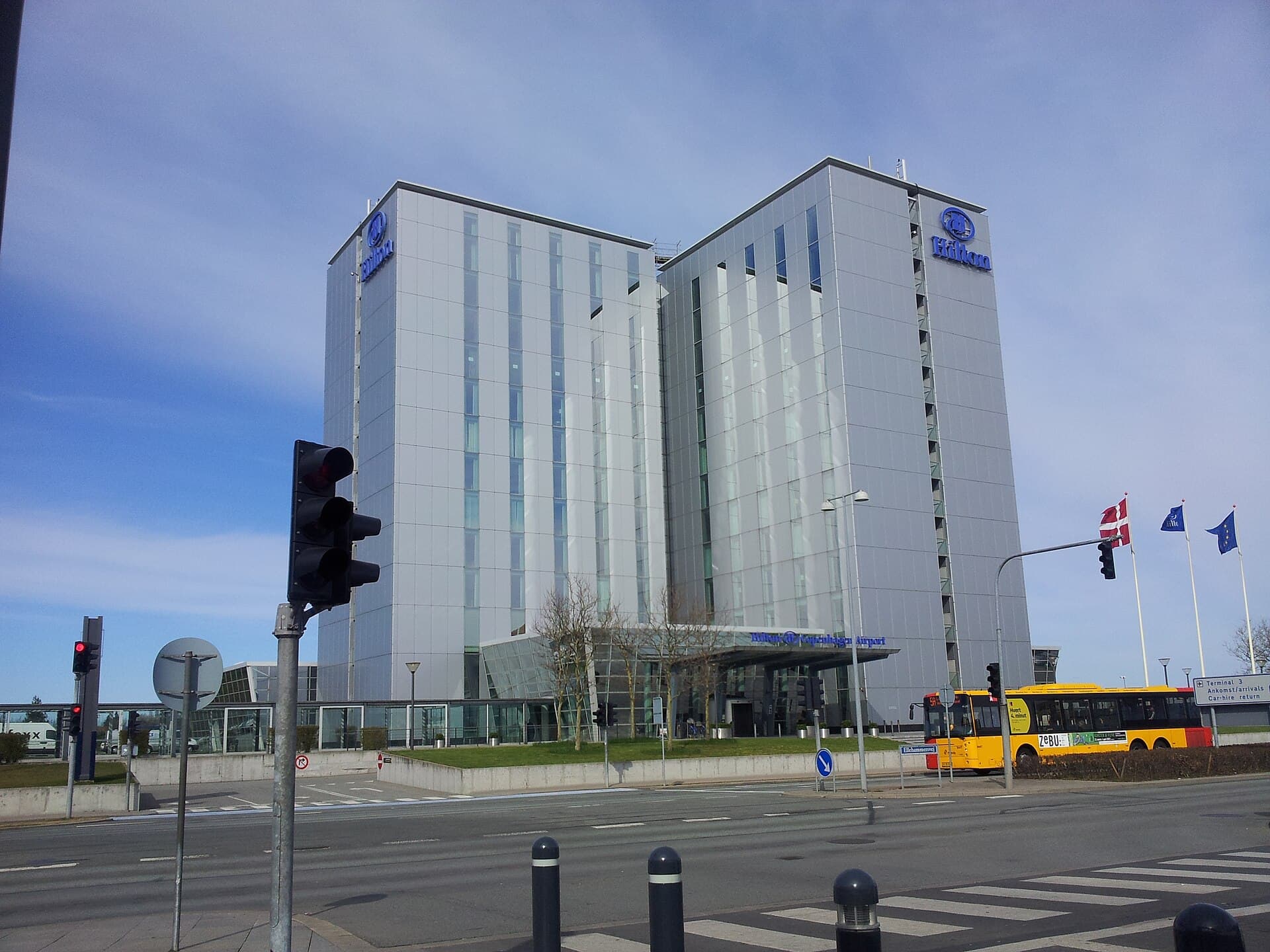 Hilton Copenhagen Airport Hotel (via Wikimedia Commons, CC BY-SA 3.0)