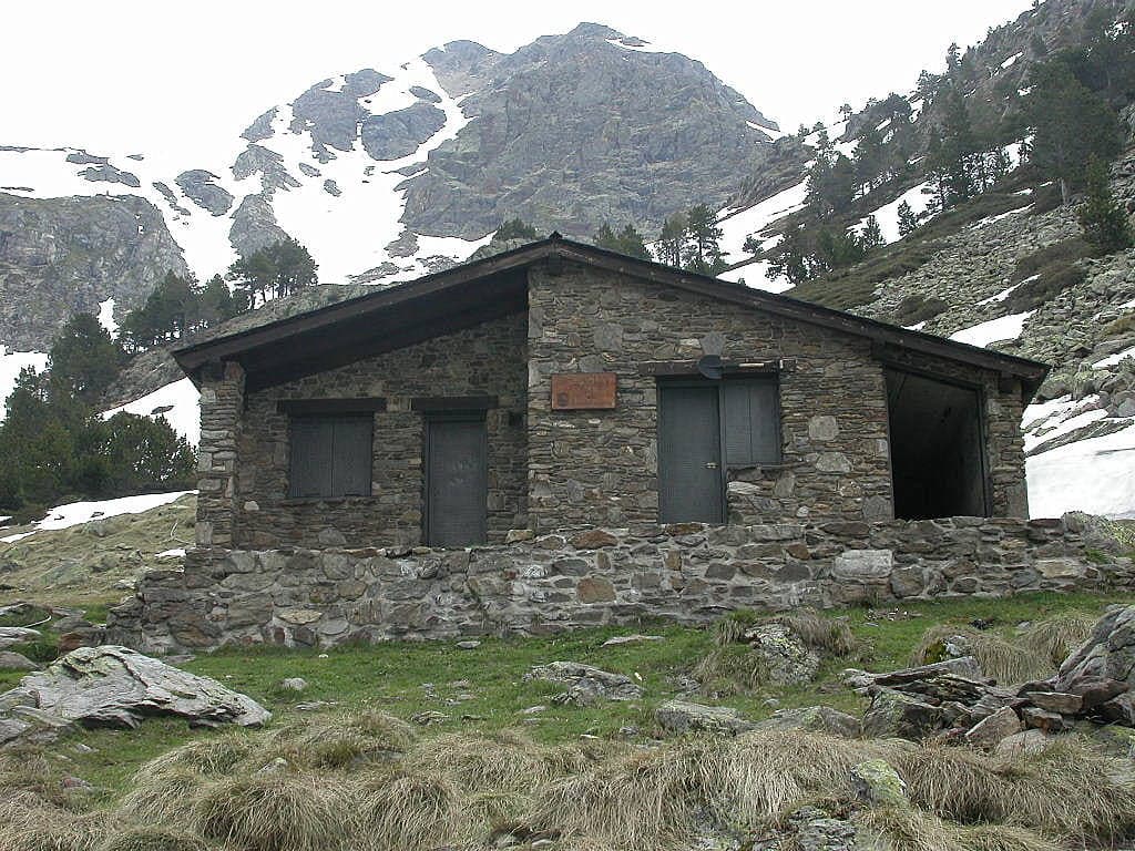 Refugi de Rialb (via Wikimedia Commons, CC BY-SA 3.0)