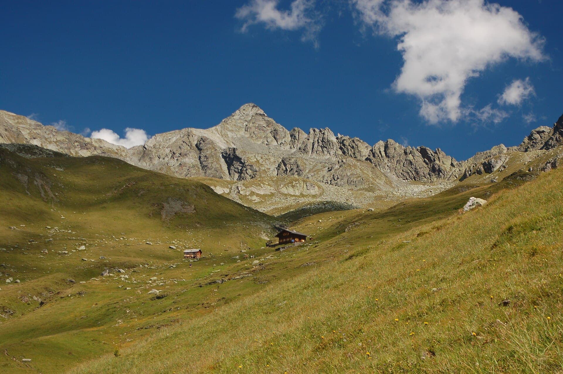 Seespitzhütte (via Wikimedia Commons, CC BY 2.5)