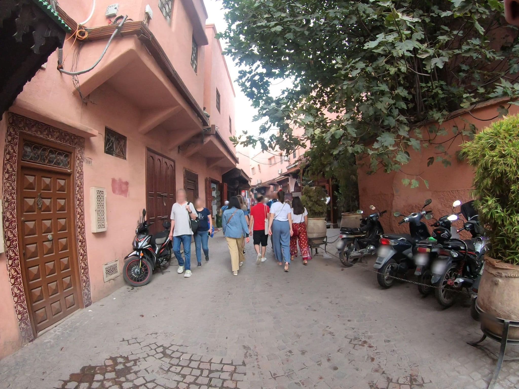 Street view near Palais Khum, Marrakesh — © algirdasc (CC BY-SA · Mapillary)