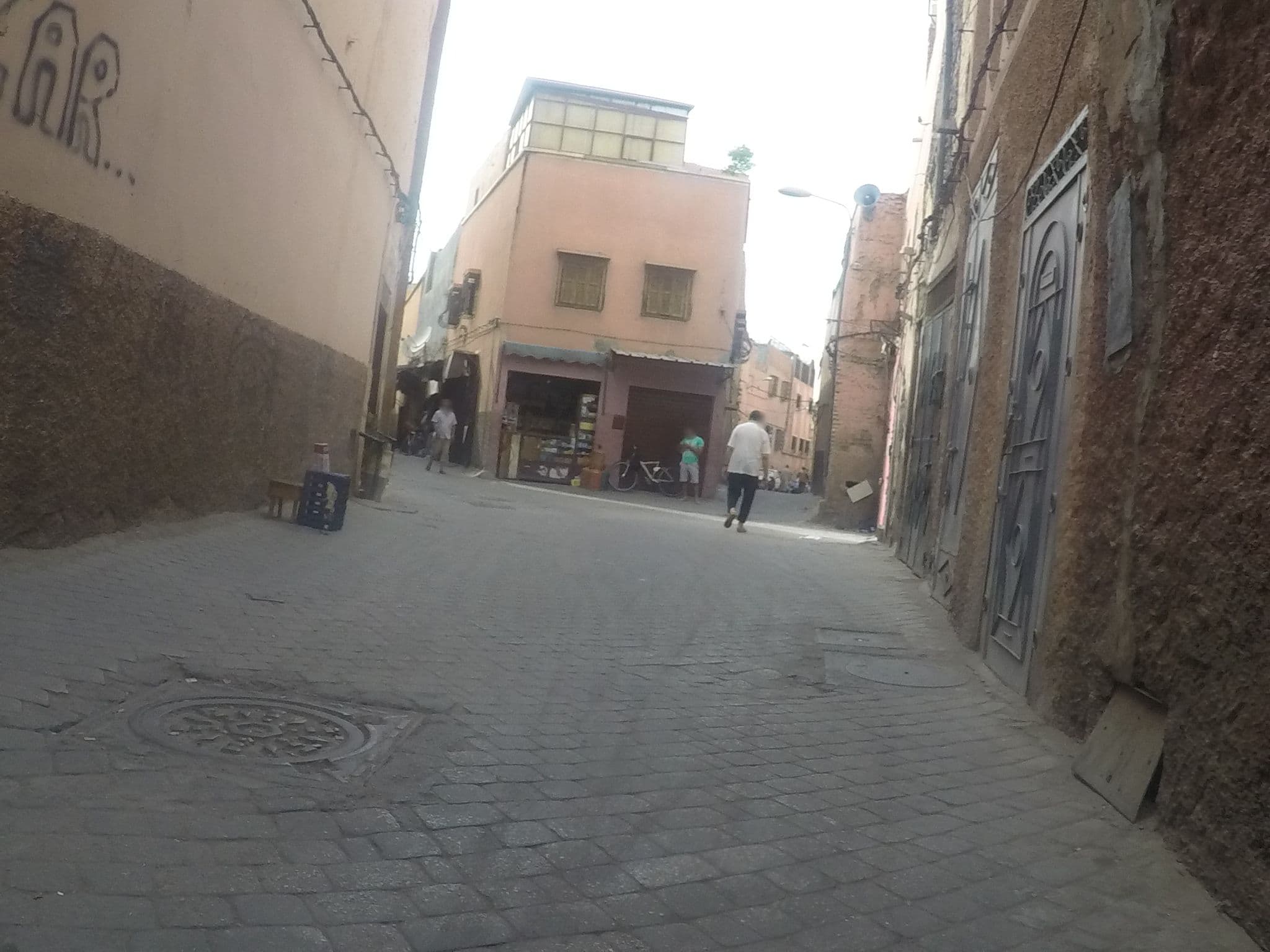 Street view near riad thycas, Marrakesh — © chrisbeddow (CC BY-SA · Mapillary)
