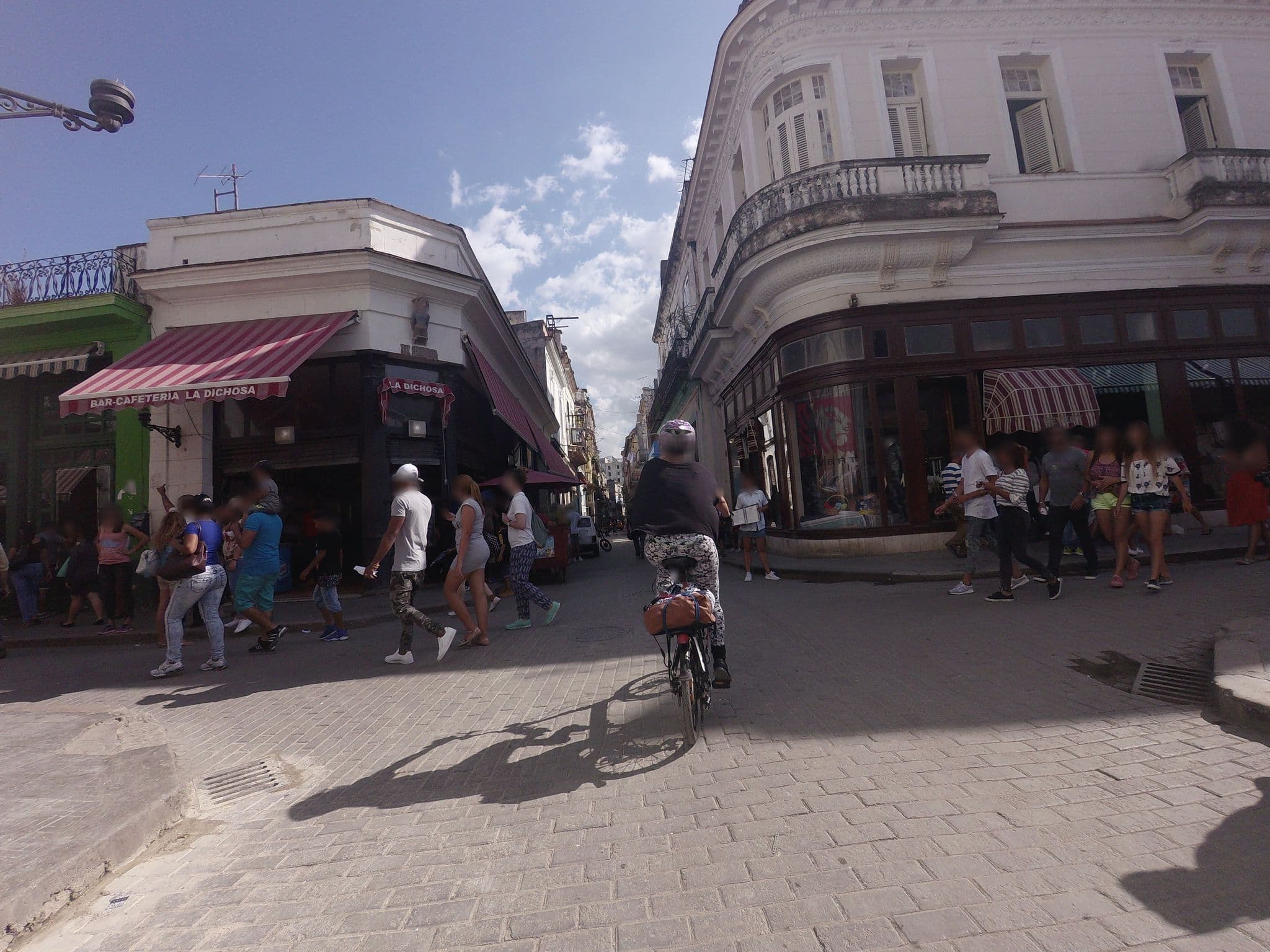 Street view near Hostal Obispo, La Habana Vieja