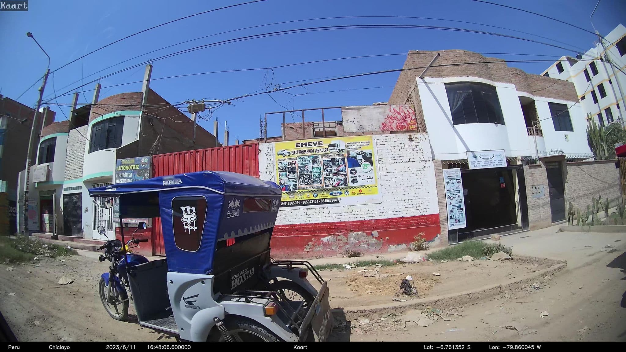 Street view near Hostal el Paraiso, Chiclayo — © kaart_2 (CC BY-SA · Mapillary)