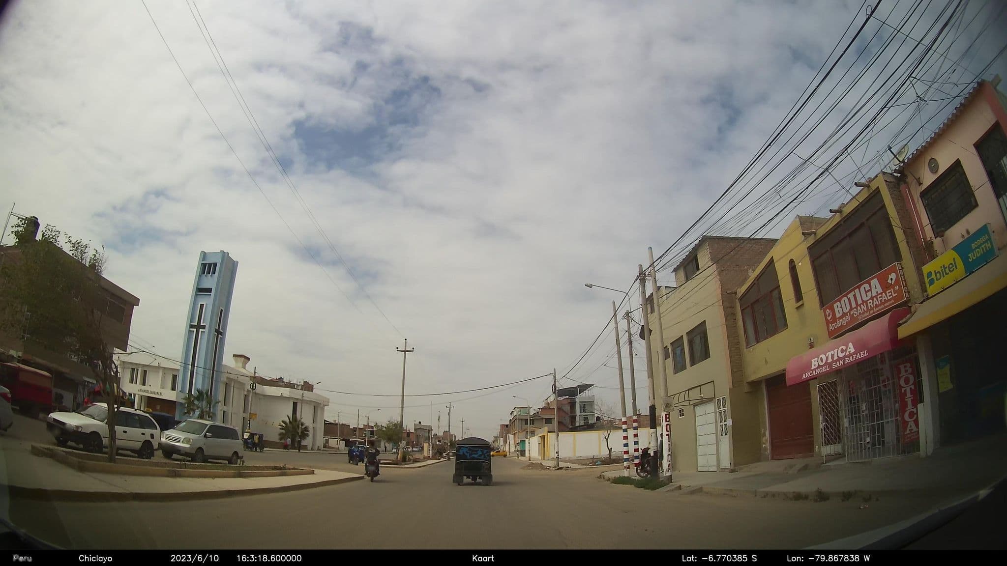 Street view near Hostal Llampayec, Chiclayo — © kaart_2 (CC BY-SA · Mapillary)