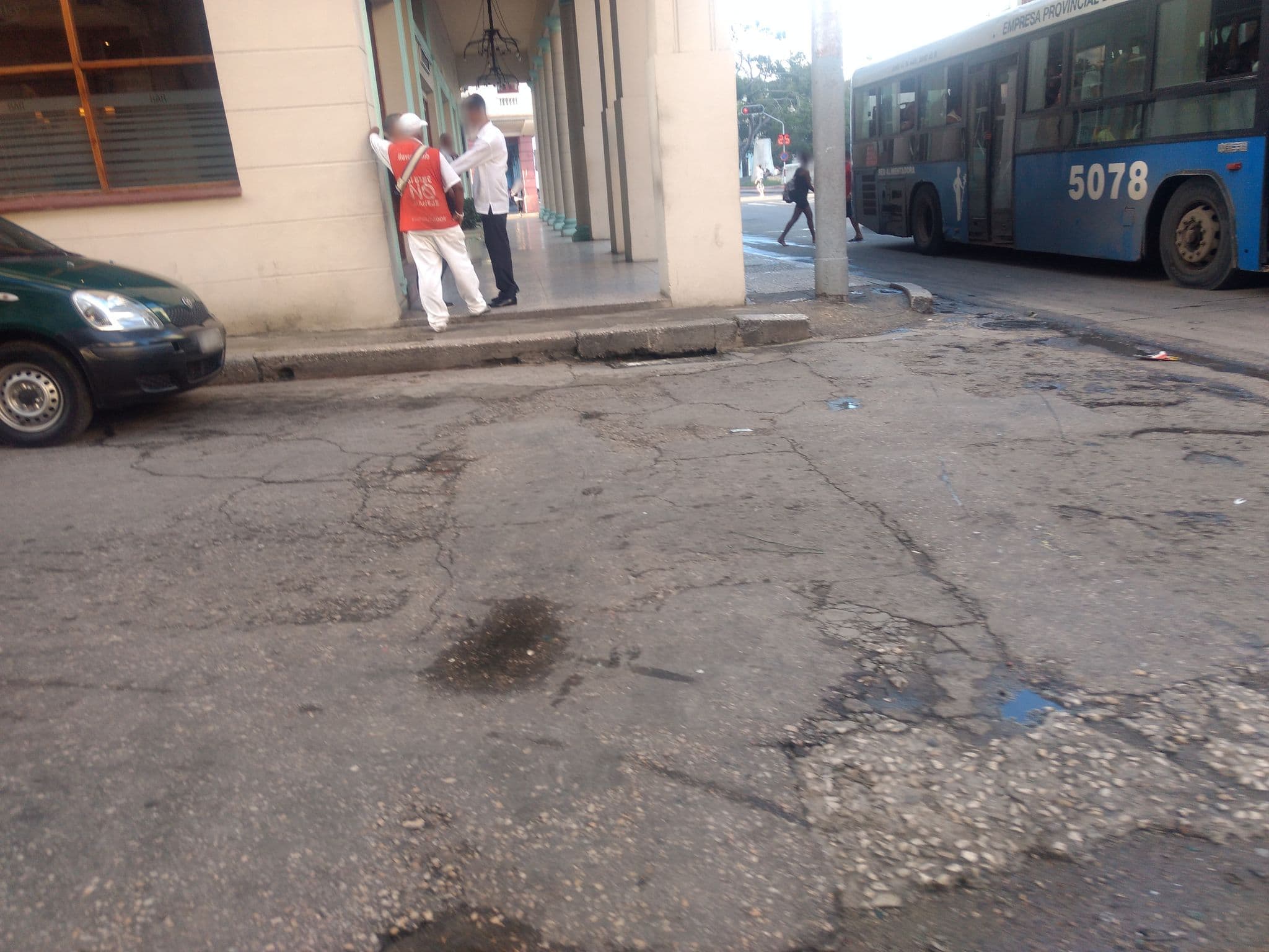 Street view near House for rent Vedado Cuba 4 rooms Yojans, Havana