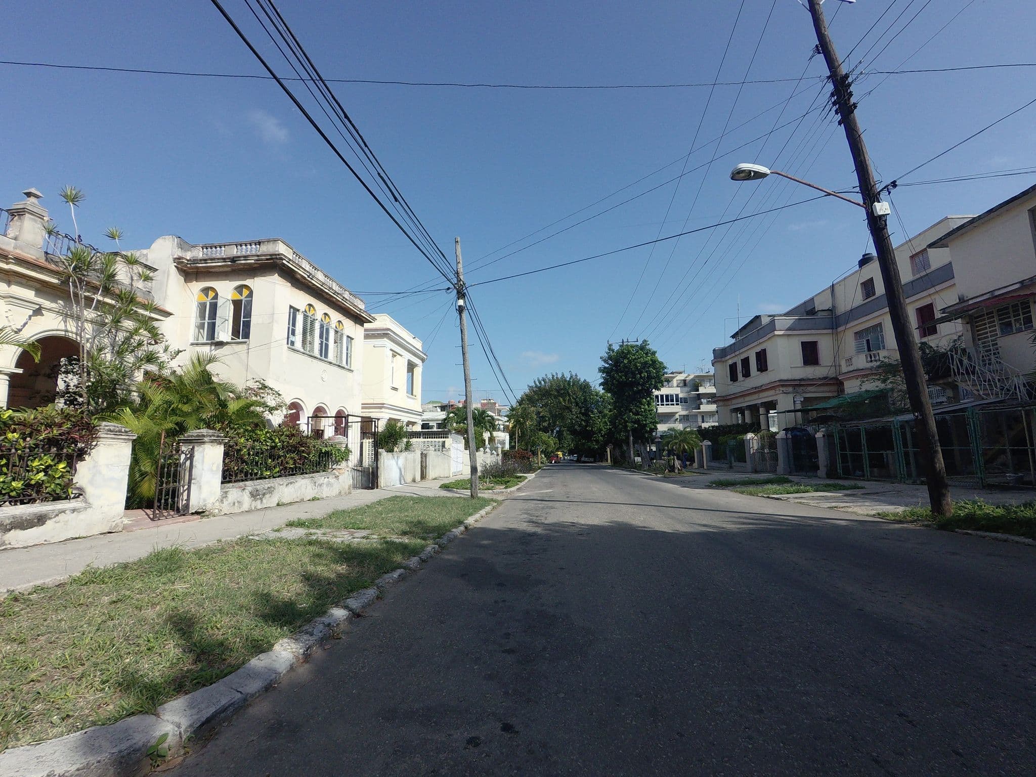 Street view near Casa Isa, Vedado