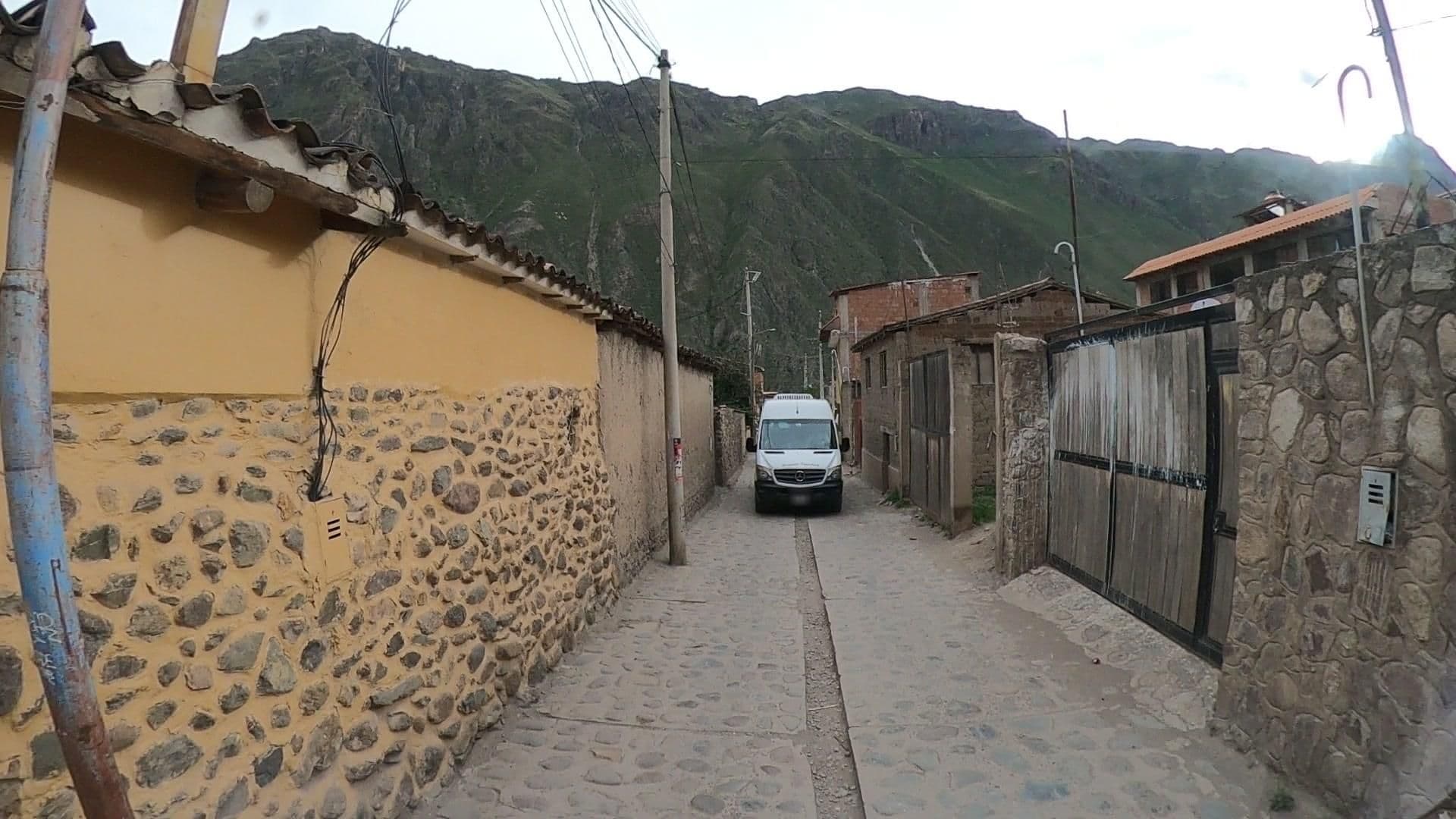 Street view near Paykikin Hostel, Ollantaytambo — © jaderbavaresco (CC BY-SA · Mapillary)