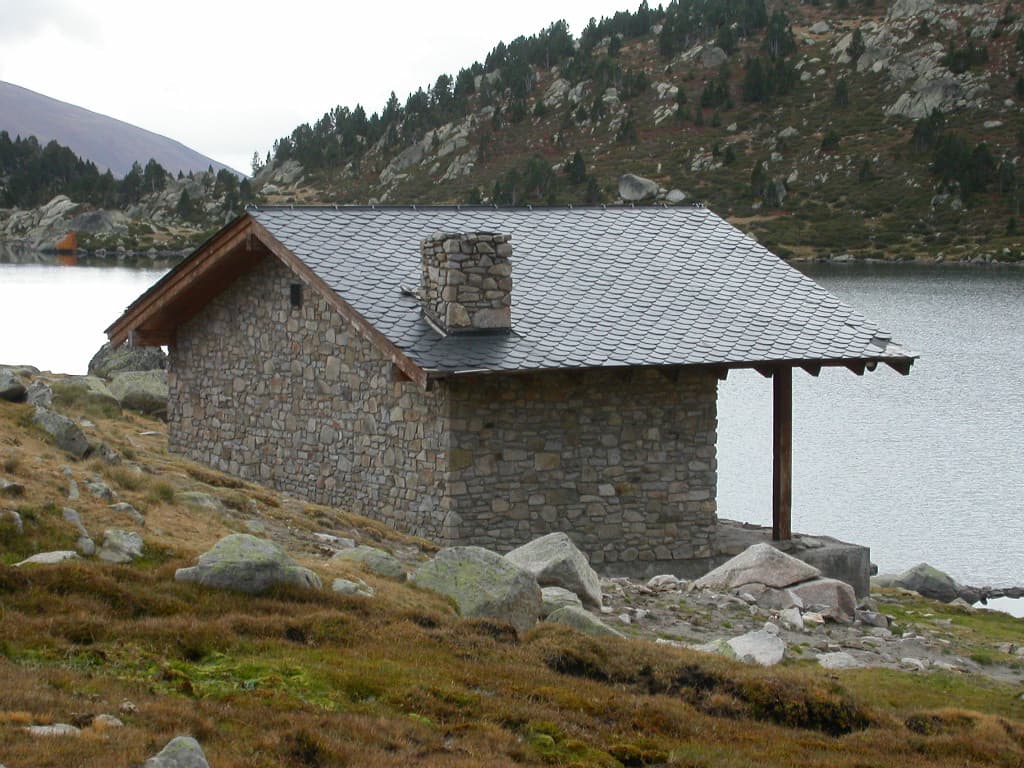 Refugi de Montmalús (via Wikimedia Commons, CC BY-SA 3.0)