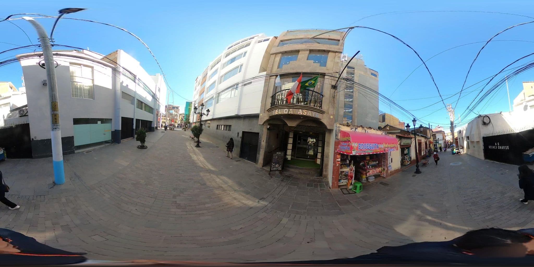 Street view near Hotel Tierra Viva Puno Plaza, Puno — © johnarupire (CC BY-SA · Mapillary)