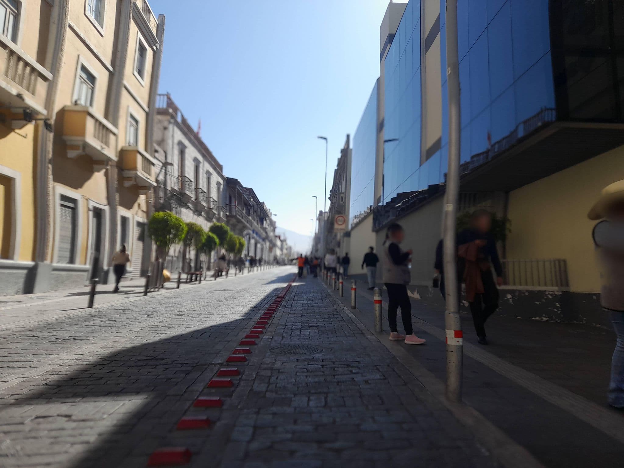 Street view near Hostel Mercaderes Backpackers, Arequipa — © EnBiciadoAQP1 (CC BY-SA · Mapillary)