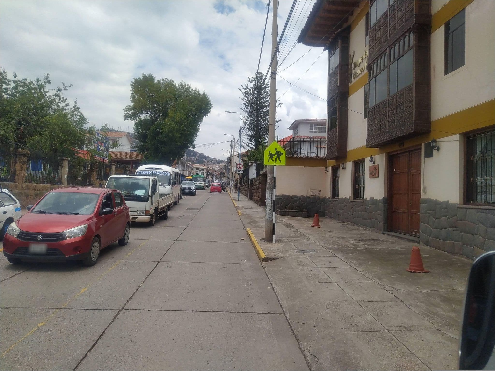 Street view near The Embassy - Backpackers, Santiago — © johnarupire (CC BY-SA · Mapillary)