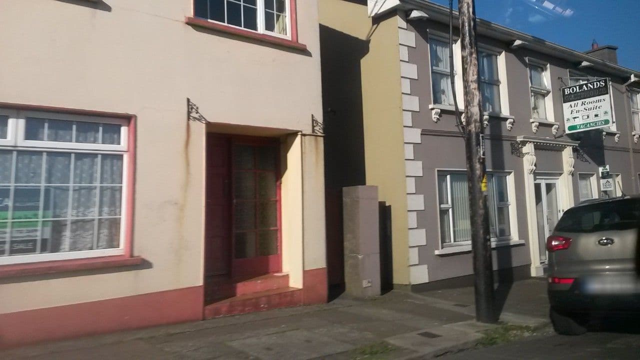 Street view near Devane's B&B, Dingle — © debigc (CC BY-SA · Mapillary)
