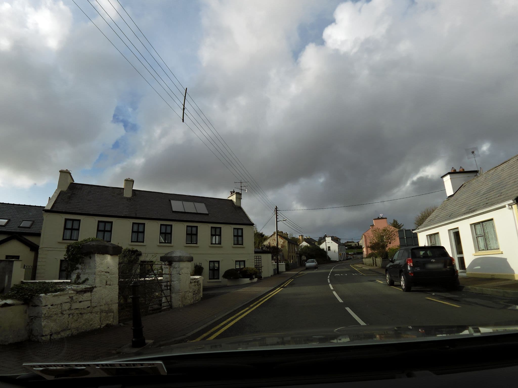 Street view near Irish Arms Hotel, Ennistimon — © bitnapper (CC BY-SA · Mapillary)
