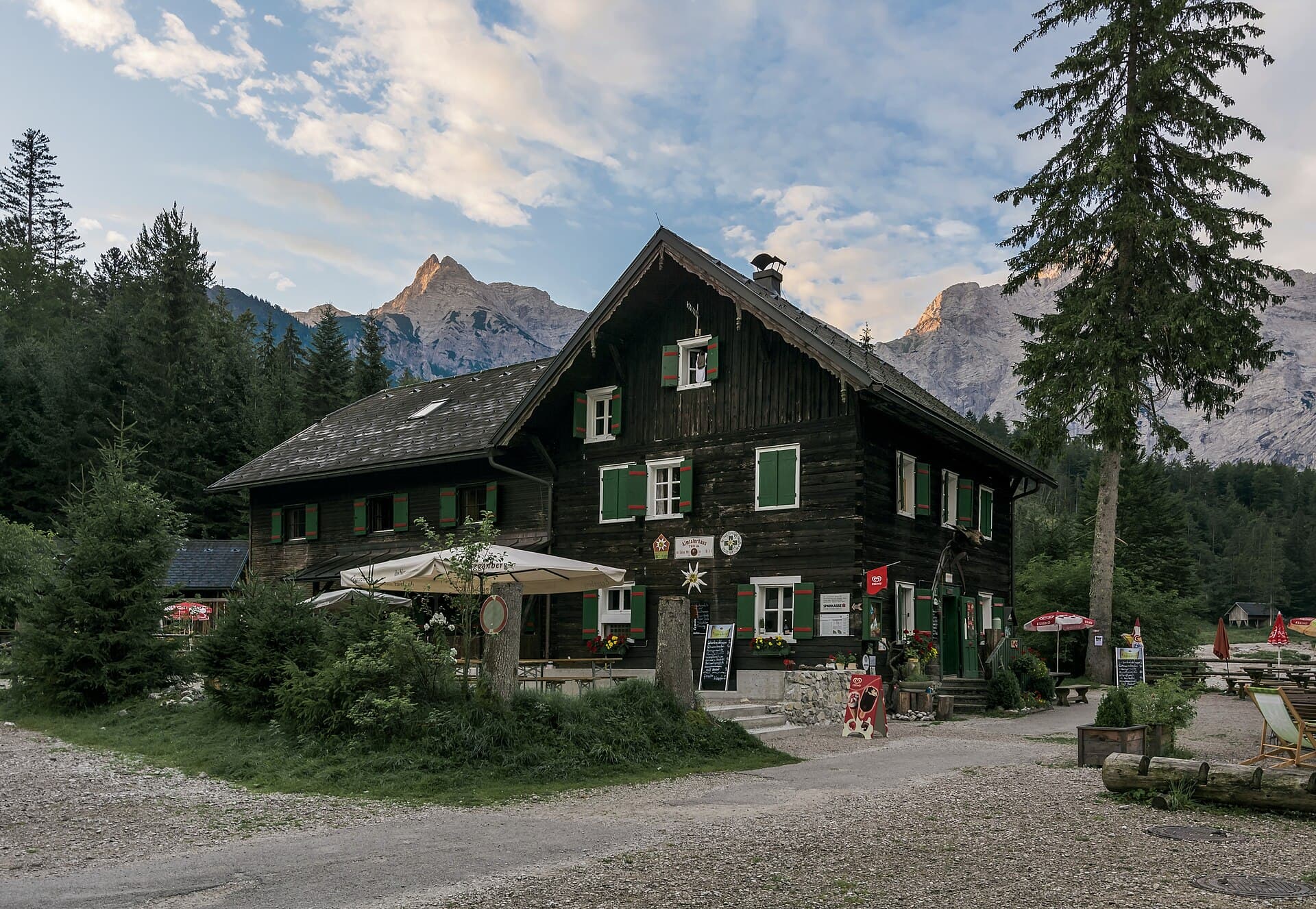 Almtalerhaus (via Wikimedia Commons, CC BY-SA 4.0)