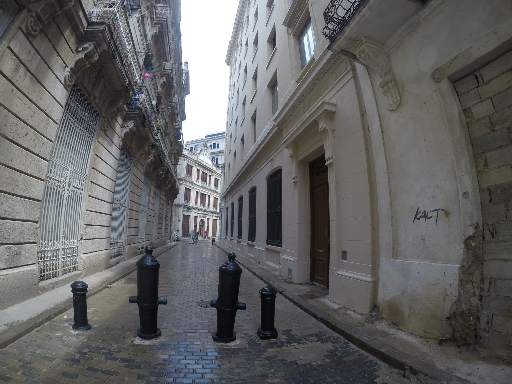 Street view near Los Balcones de Oficios, La Habana Vieja
