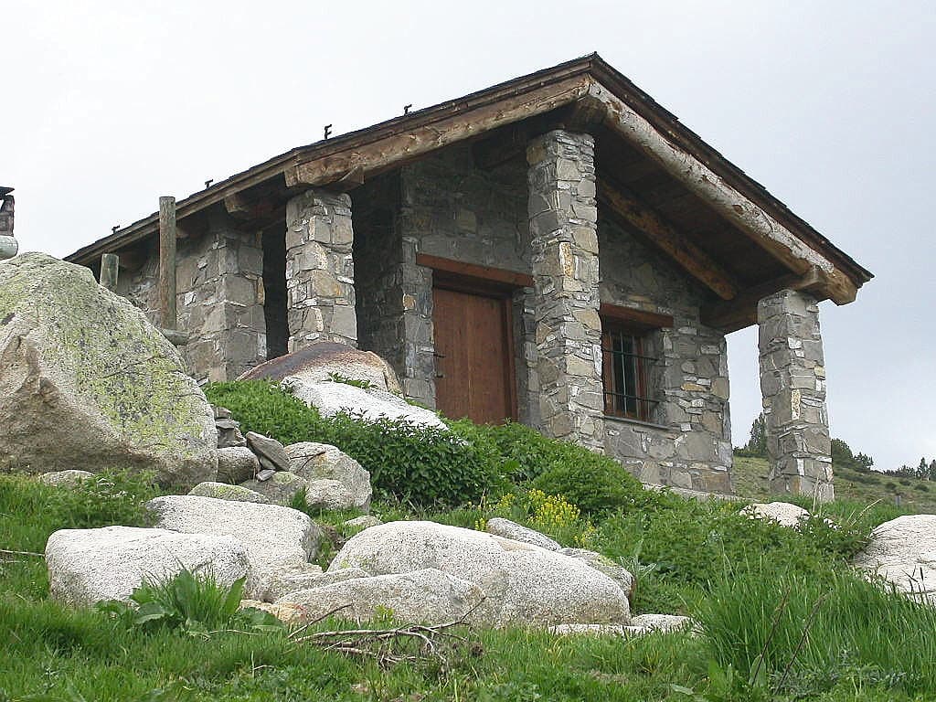 Refugi Pla de les Pedres (via Wikimedia Commons, CC BY-SA 3.0)